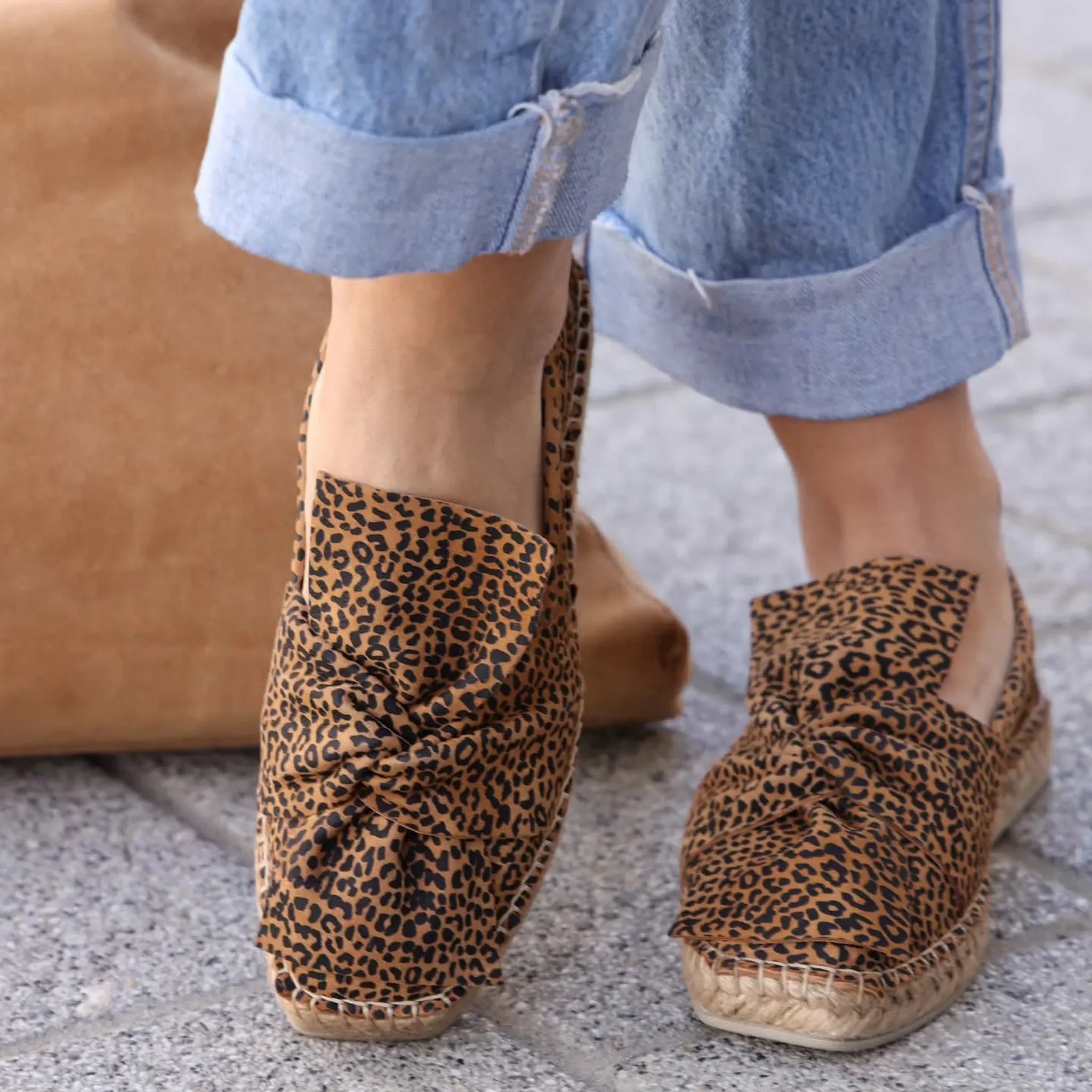 Bueno 5200 smeđi leopard on foot