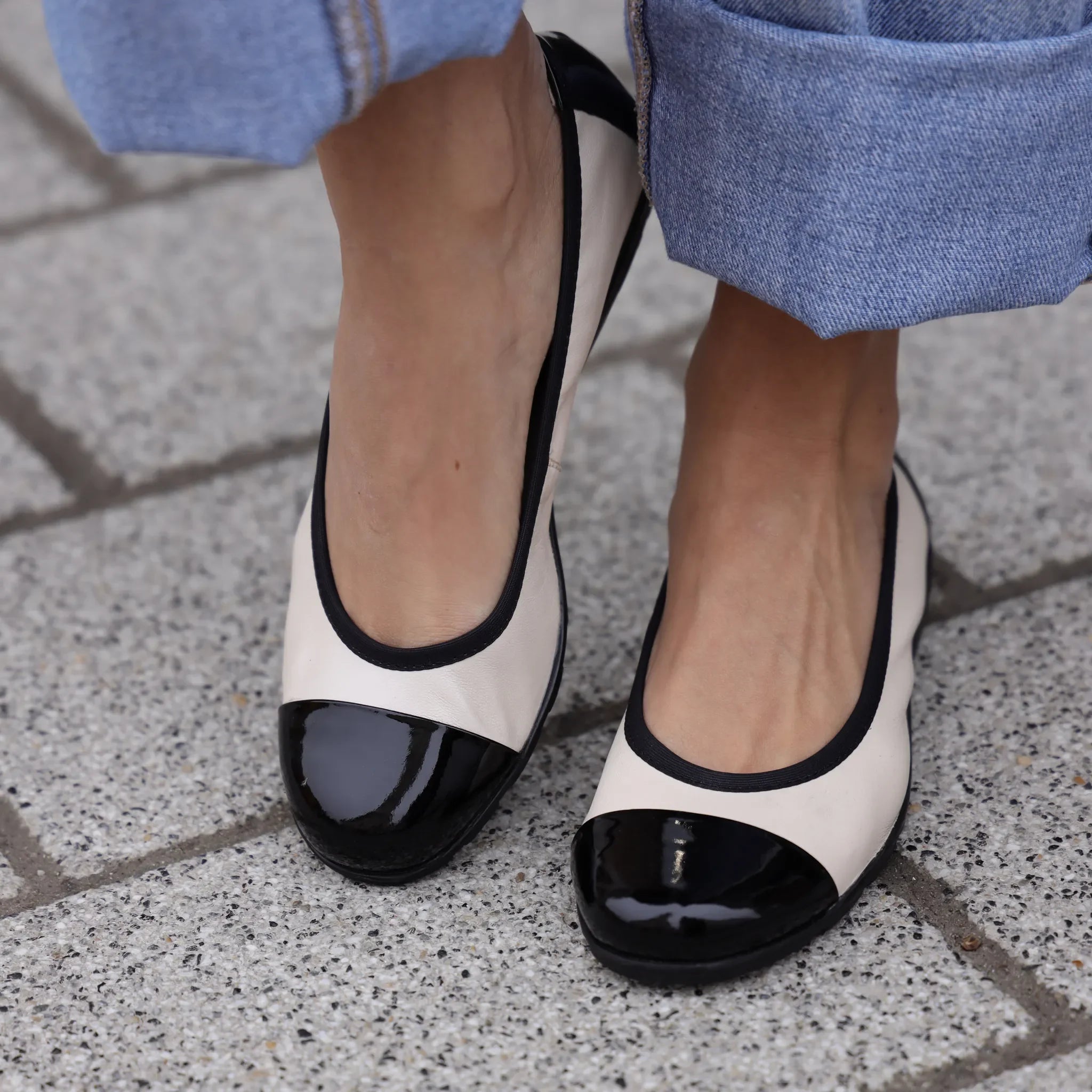 Caprice 22152 alabaster on foot 01