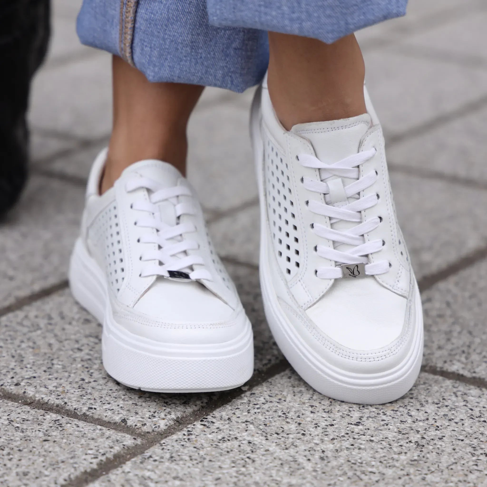 Caprice 23719 bela on foot
