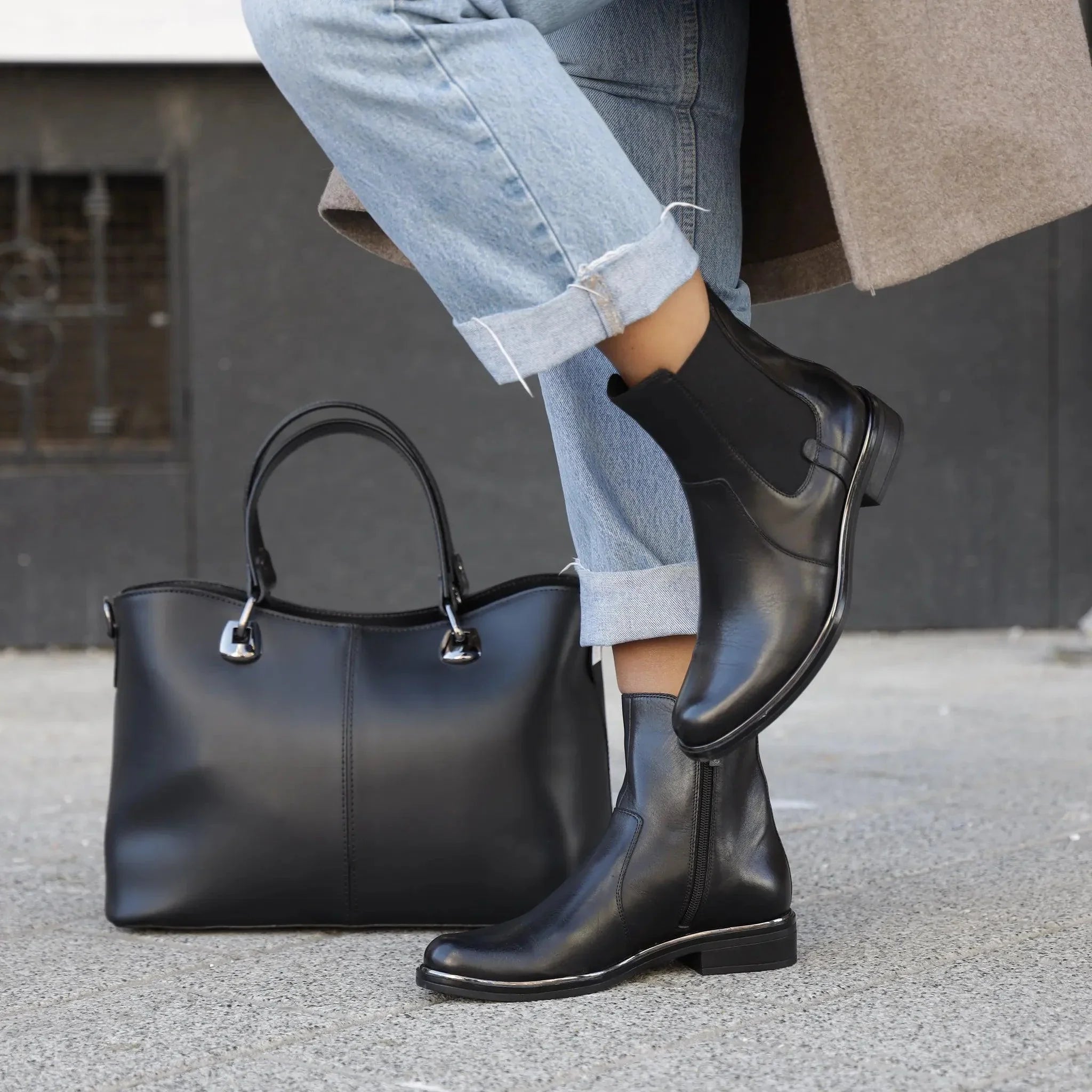 Caprice 25304 crna on foot