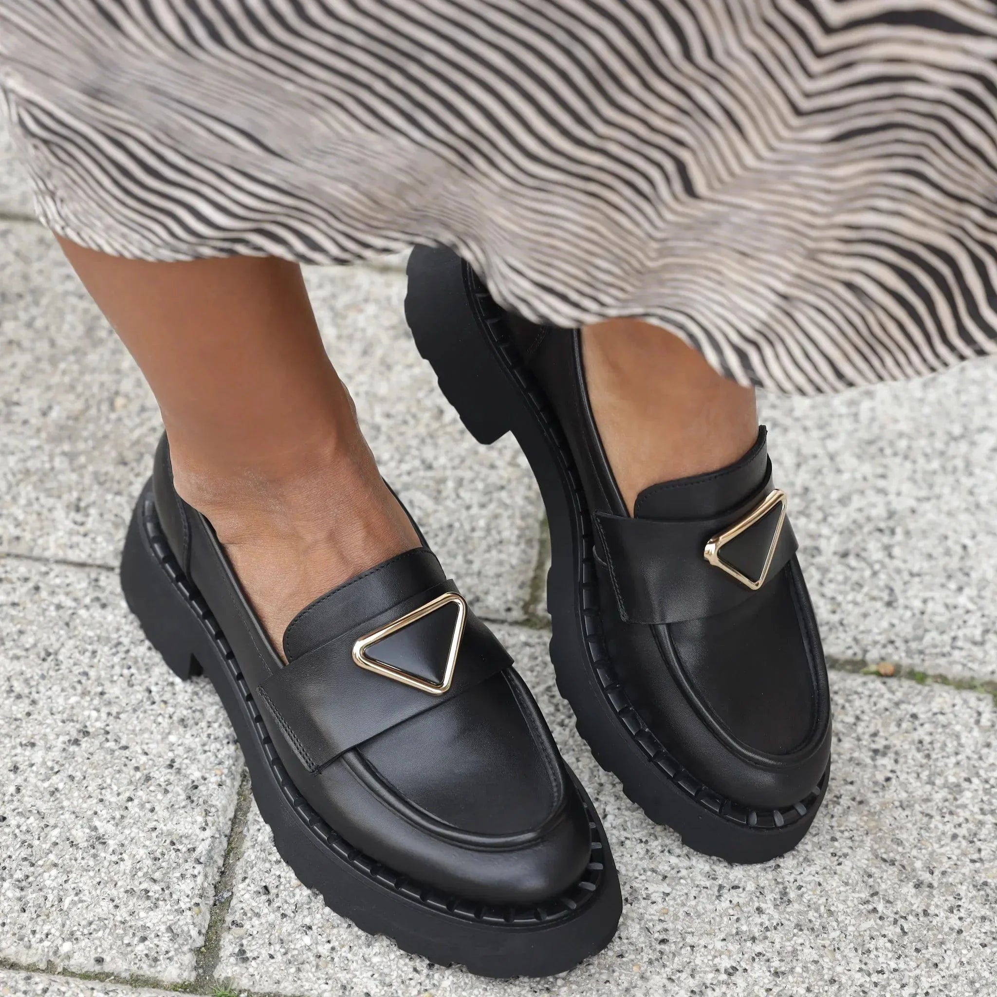 ESES Studio 3744 crna mat on foot