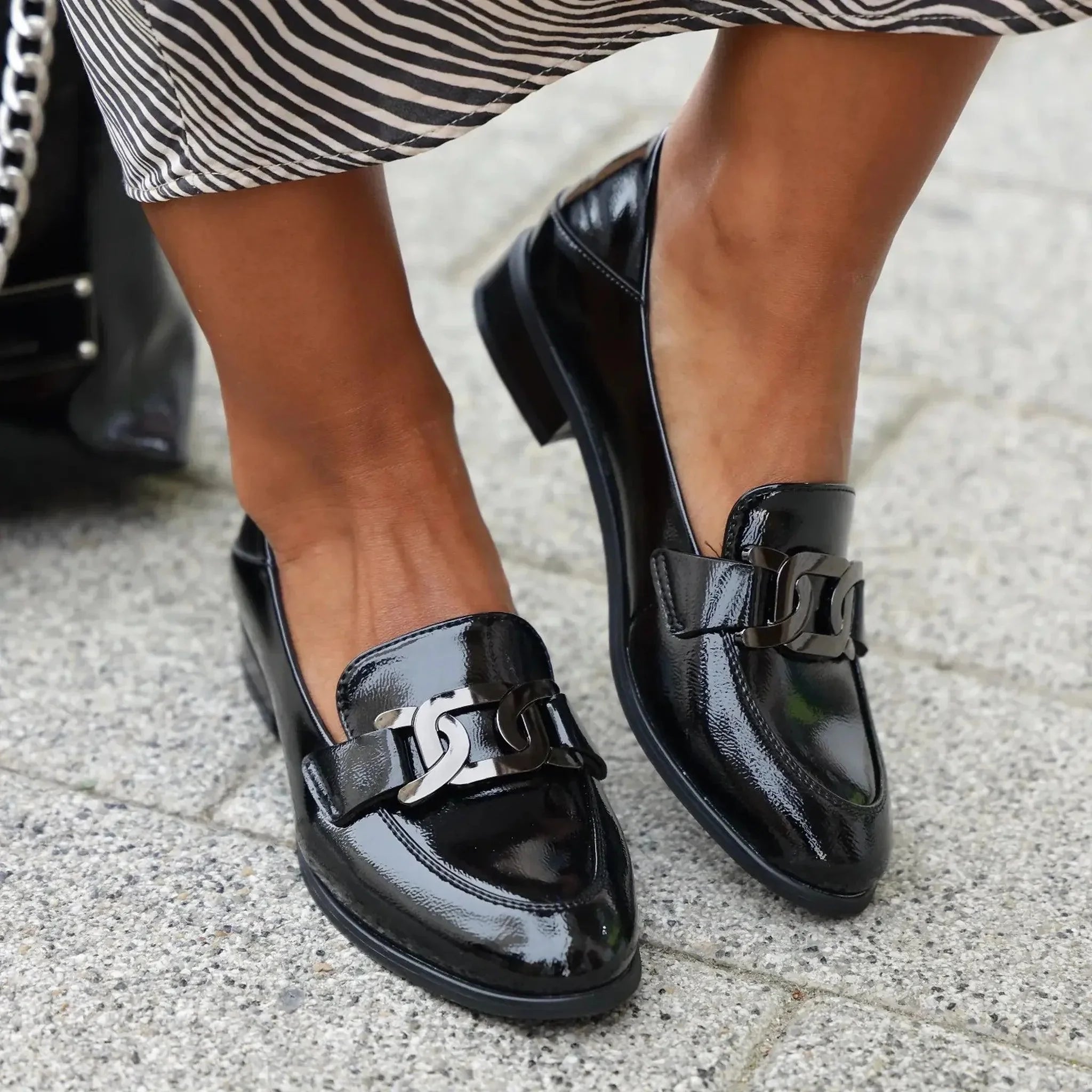 Emelie Strandberg 2345 crni lak on foot