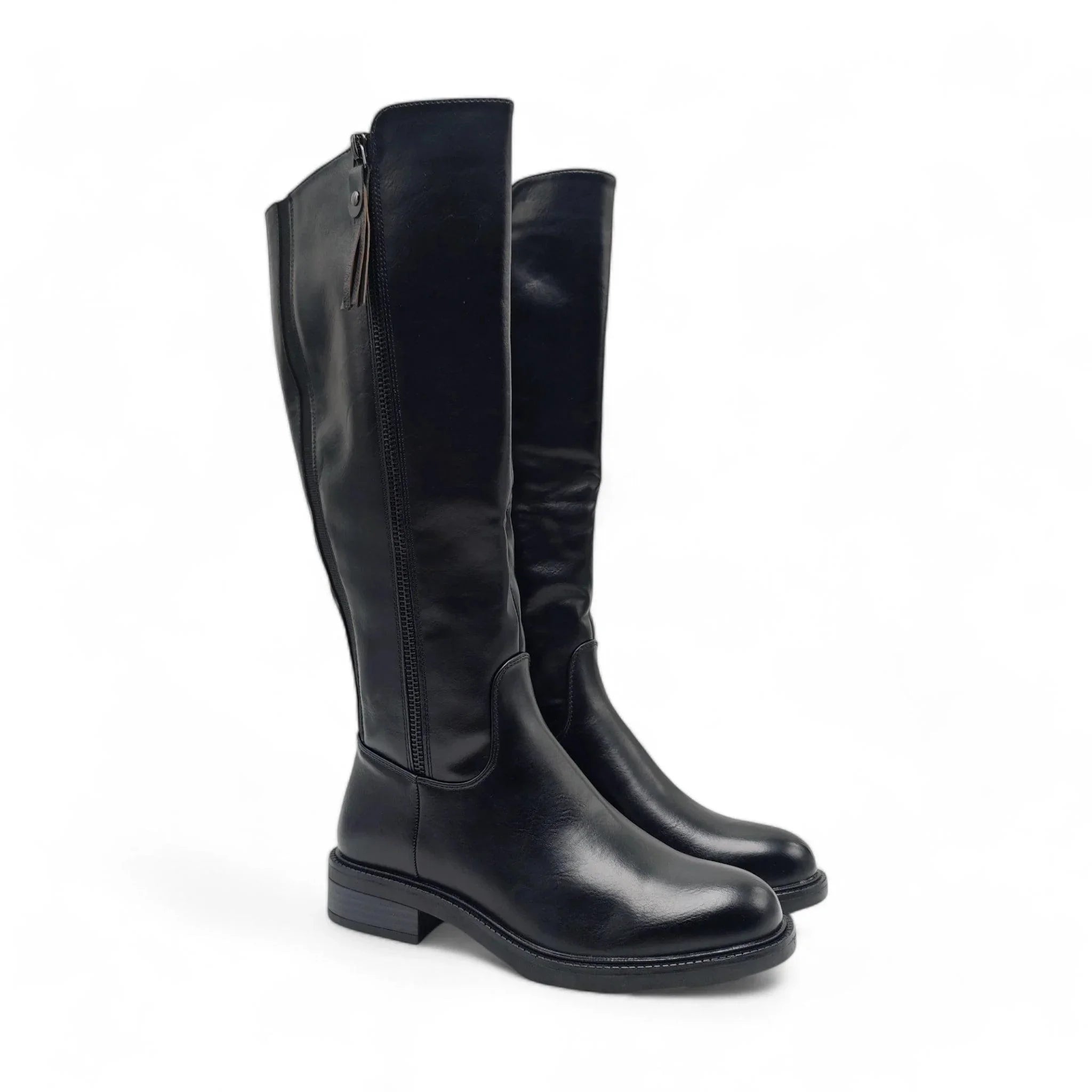 Emelie Strandberg 2450 crna pogled spreda
