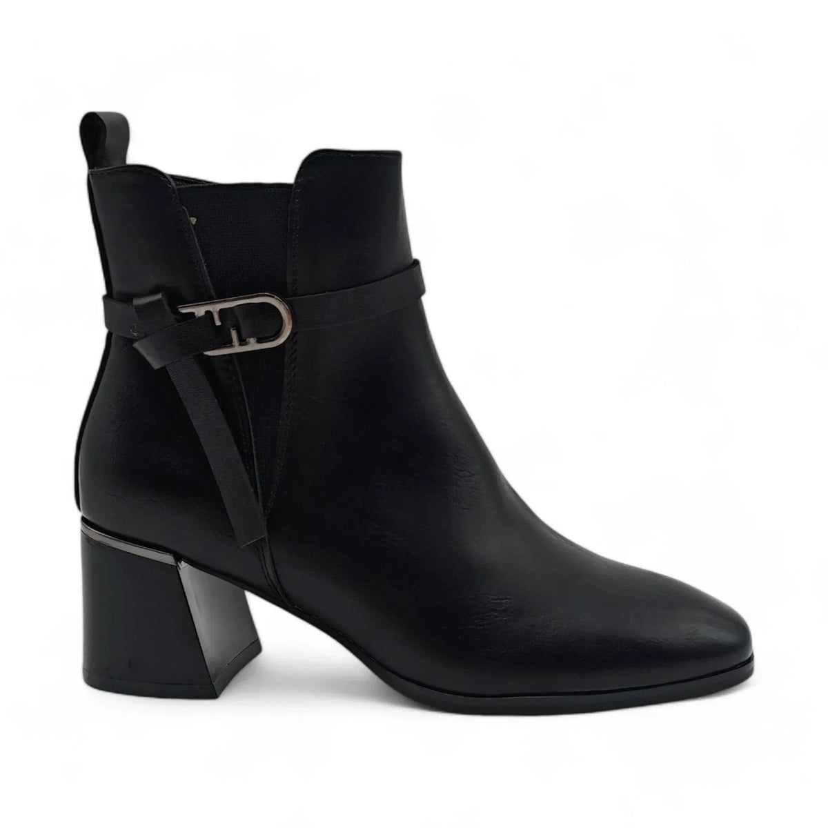 Emelie Strandberg 3715 crna pogled desno