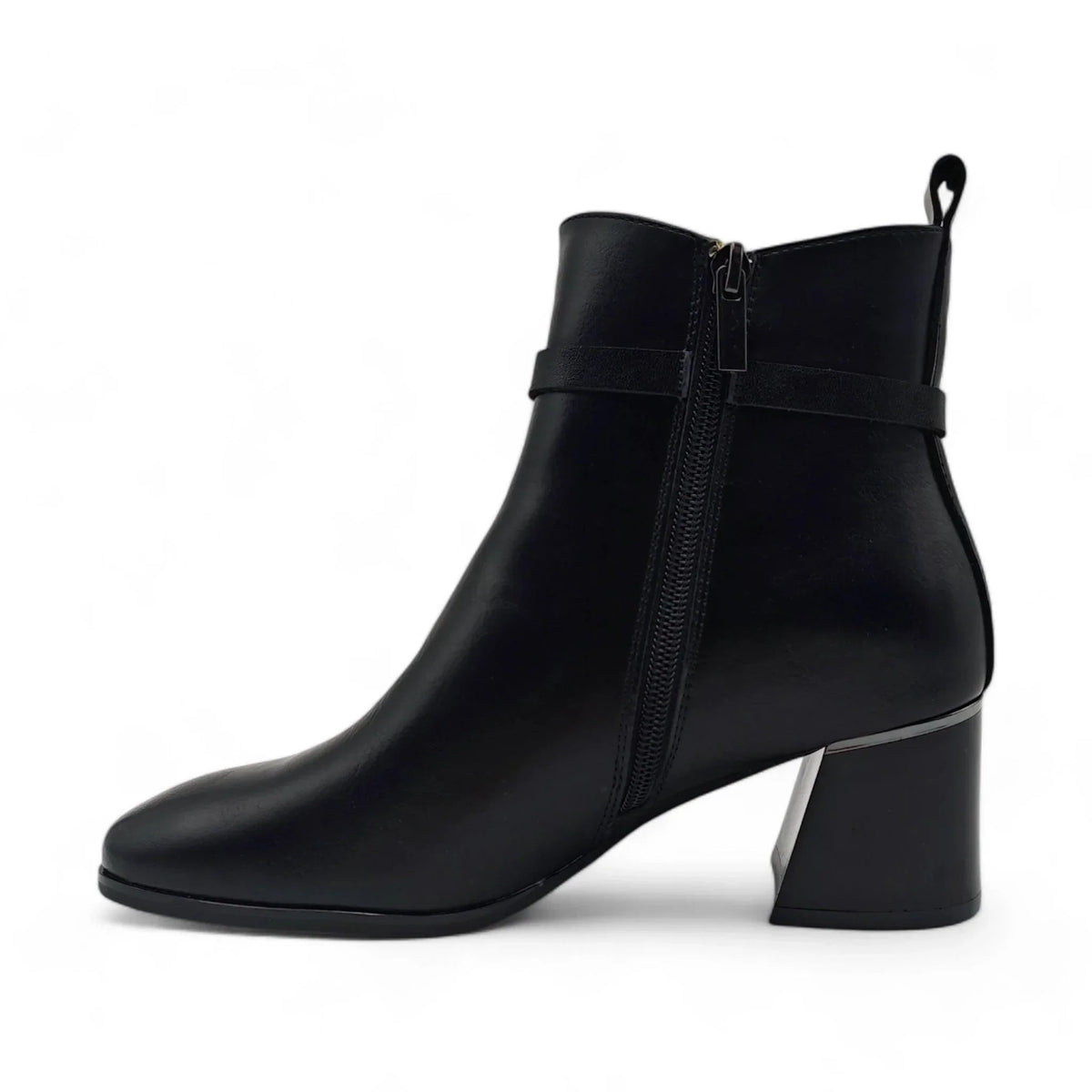 Emelie Strandberg 3715 crna pogled levo