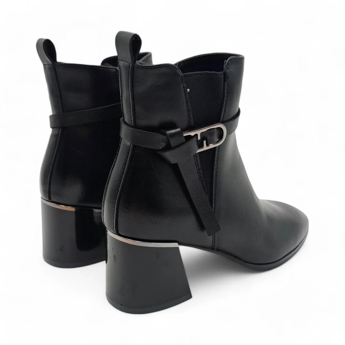 Emelie Strandberg 3715 crna pogled straga