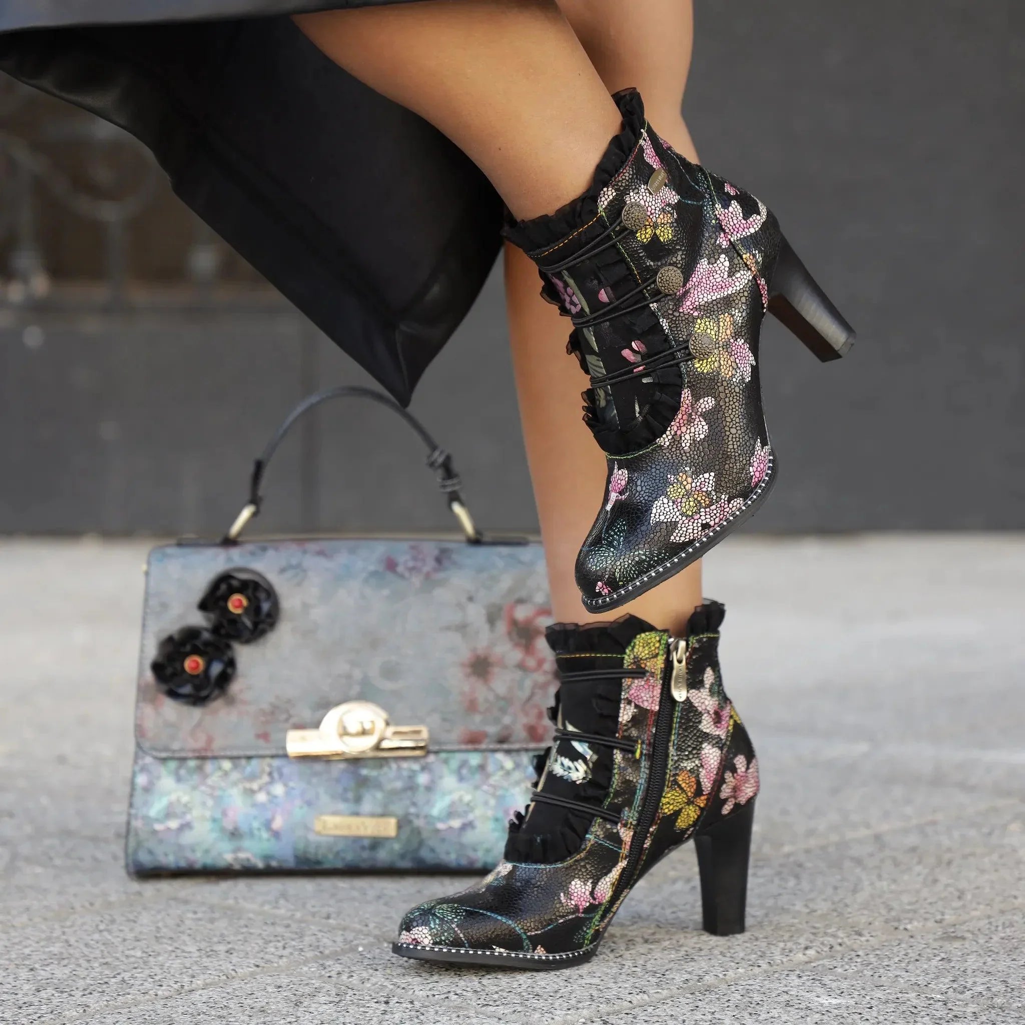 Laura Vita 6520 crna on foot