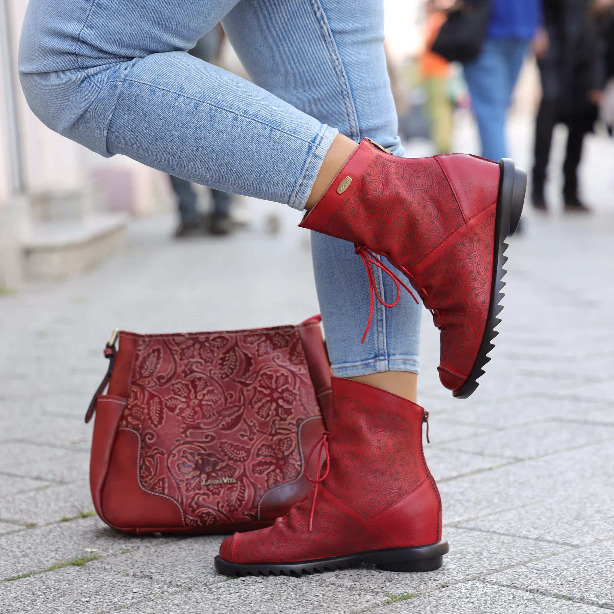 Laura Vita 7109 crvena on foot