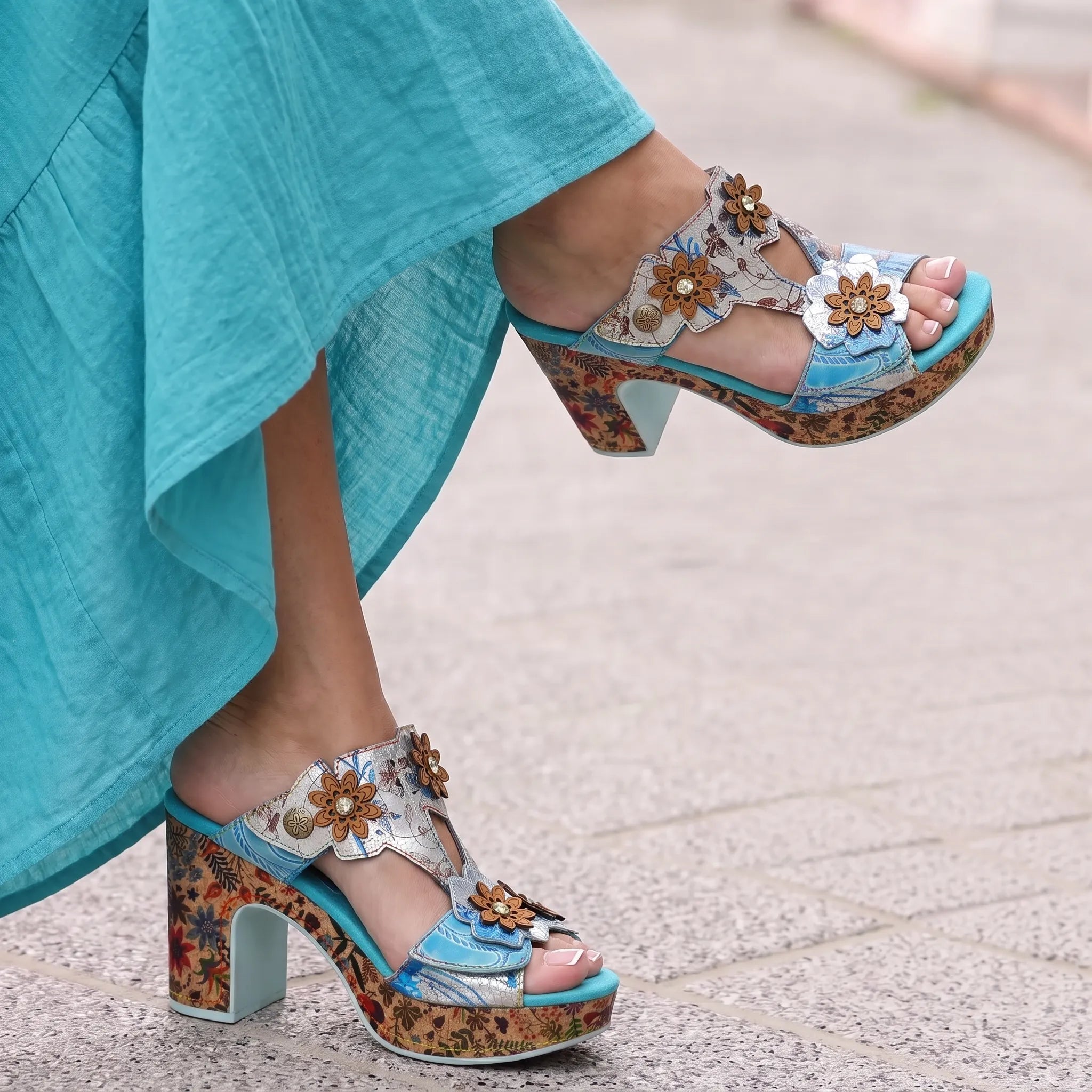Laura Vita 7965 plava on foot 01