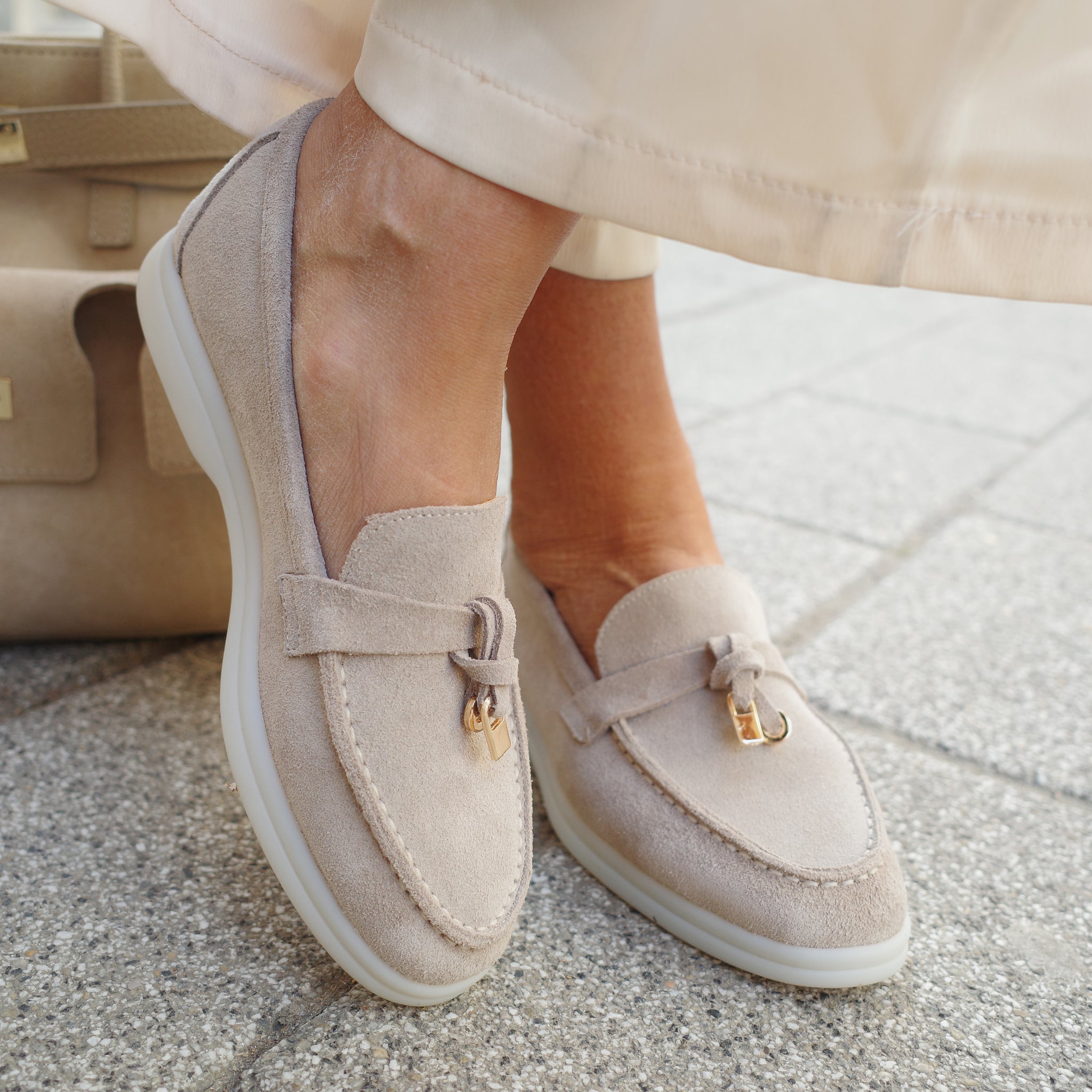 Lussa 2010 maglovito taupe on foot
