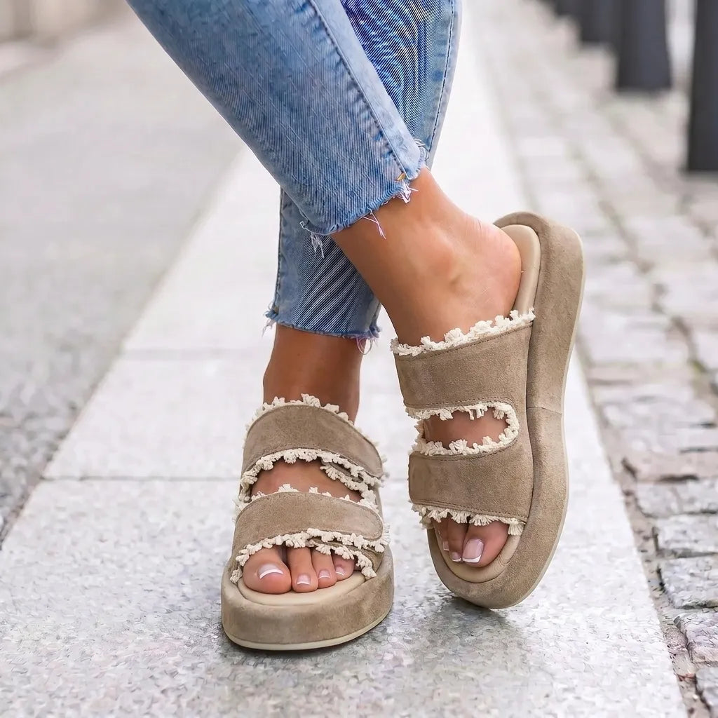 Lussa 2051 maglovito taupe on foot 01