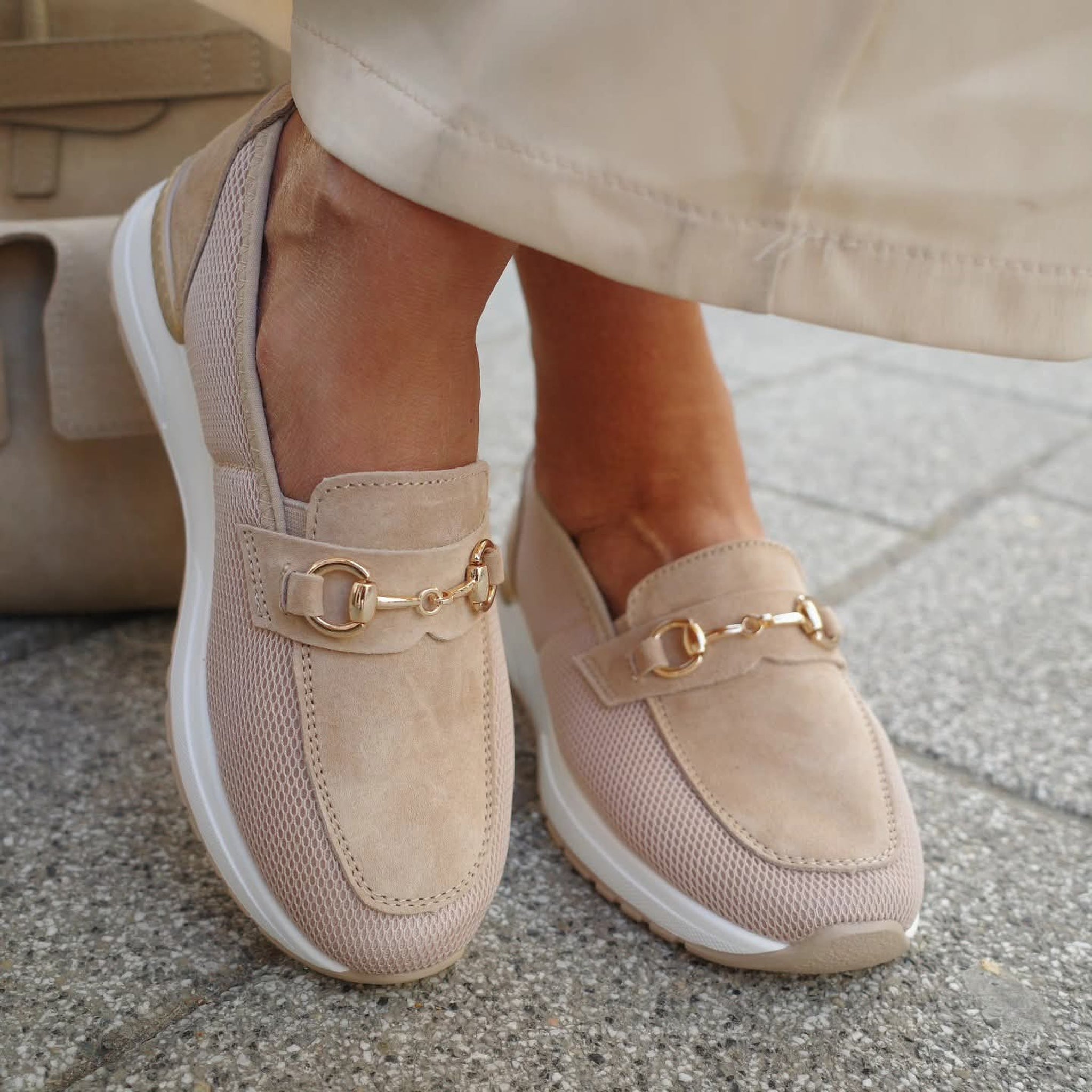 Matiz 25221 peščano smeđa on foot