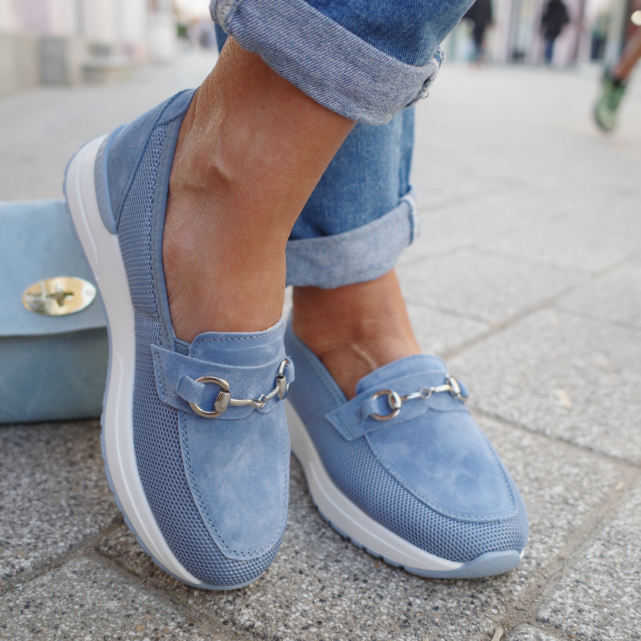 Matiz 25221 plava on foot