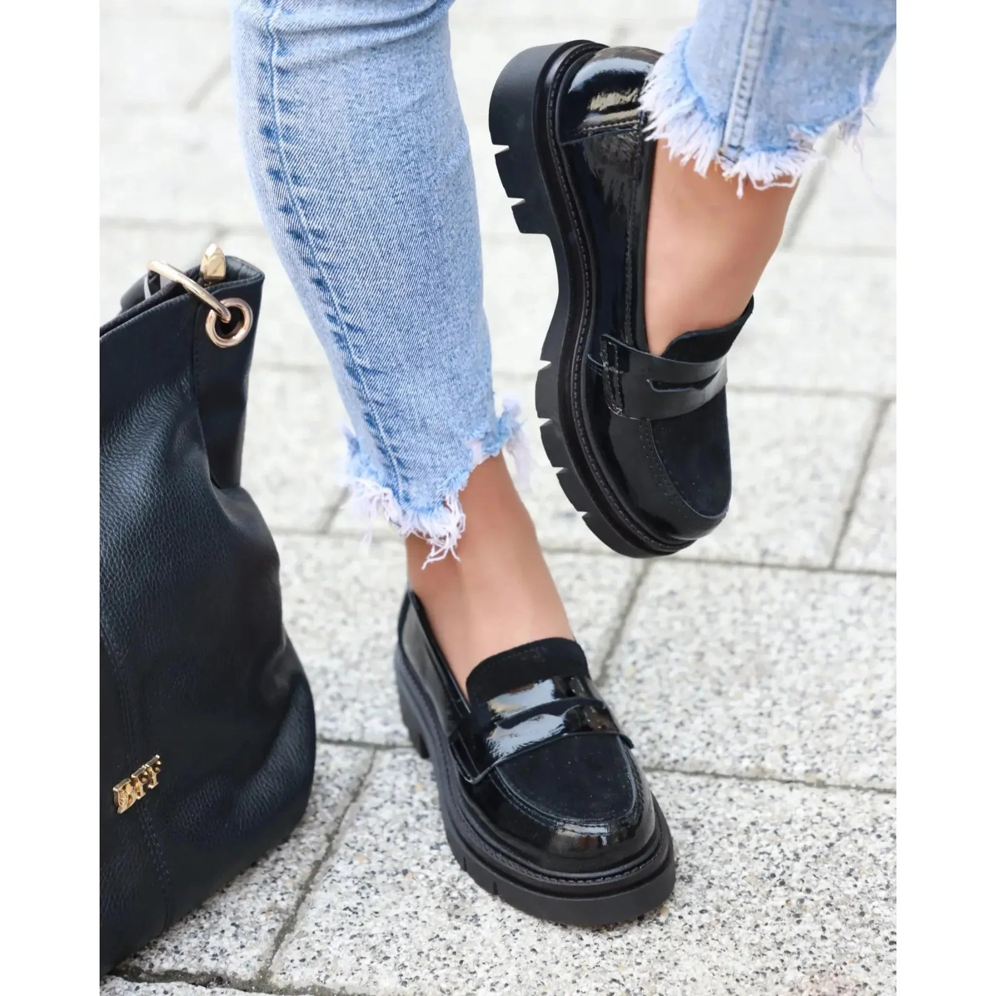Moda Pelle 1610 crna on foot