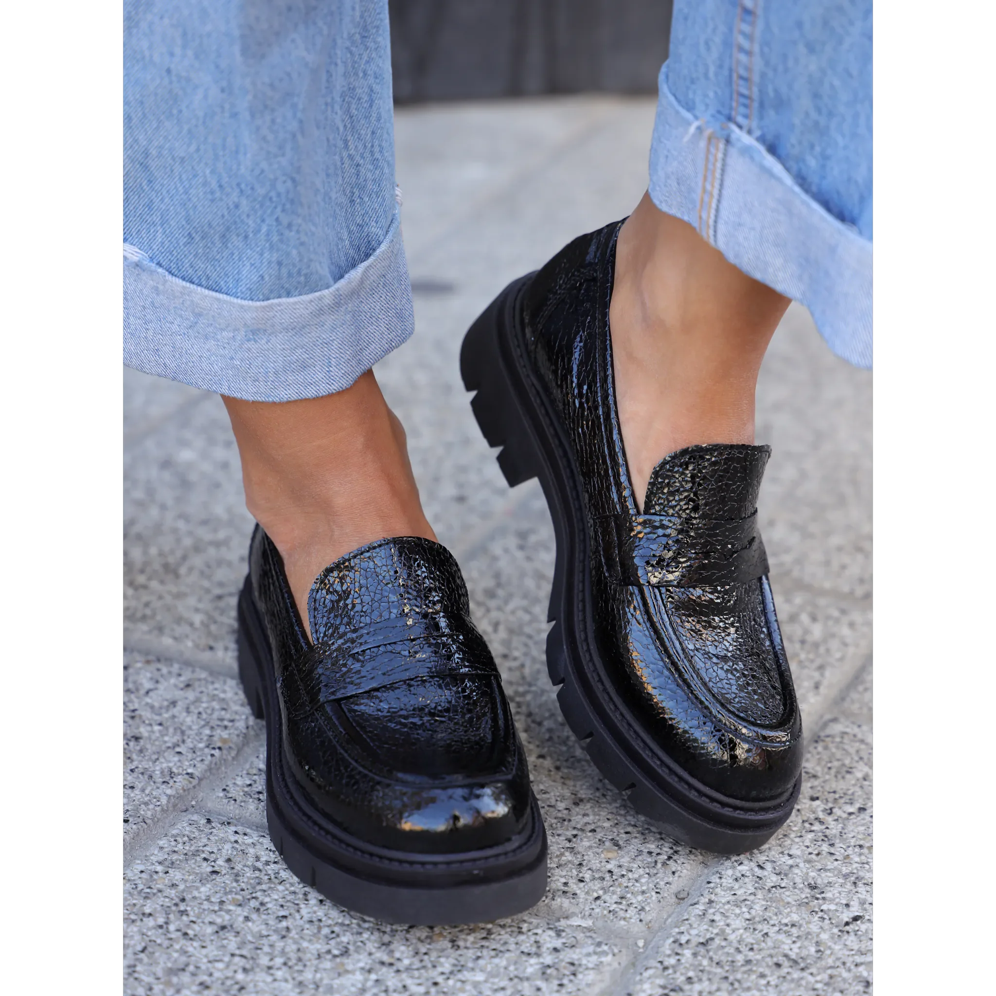Moda Pelle 2521 crna on foot
