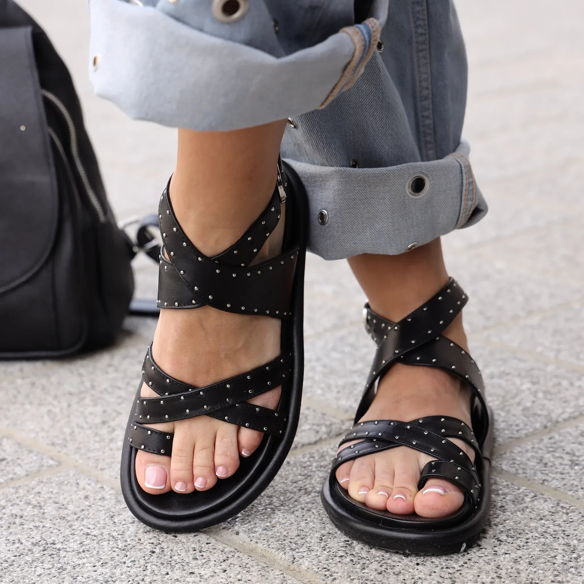 Noa Noir 444 crna on foot