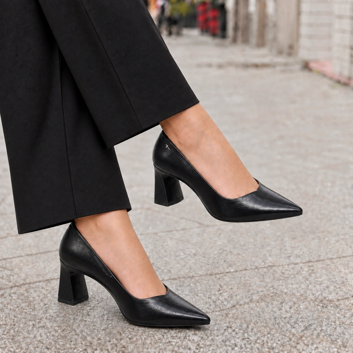 Tamaris 22452 crna on foot
