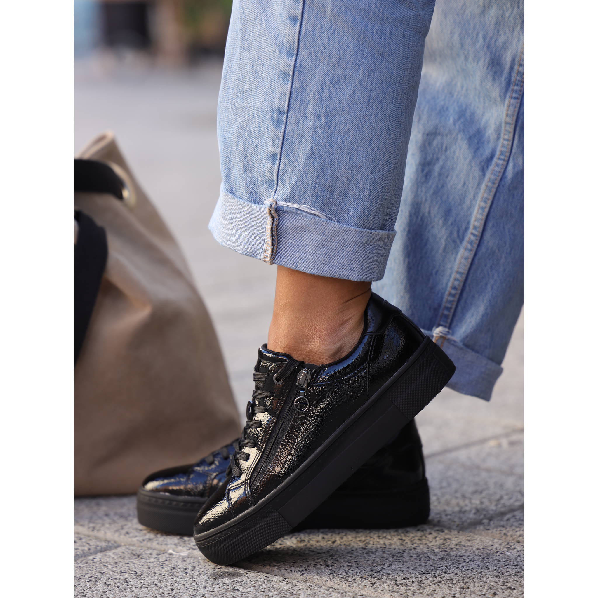 Tamaris 23313 crni lak on foot