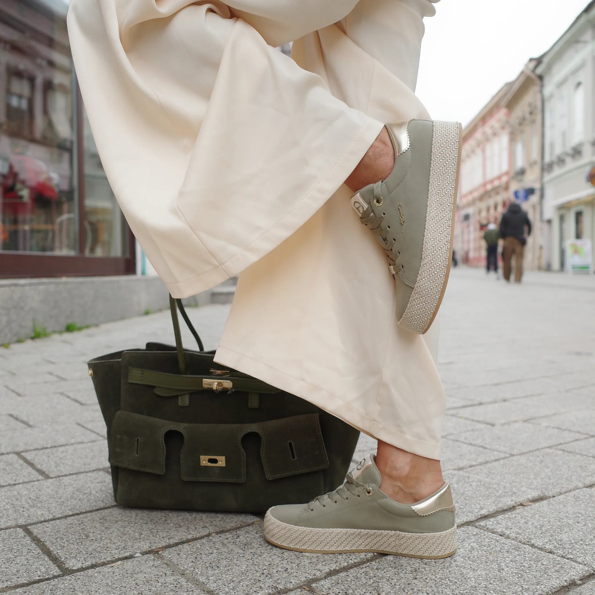 Tamaris 23713 zelena on foot 01