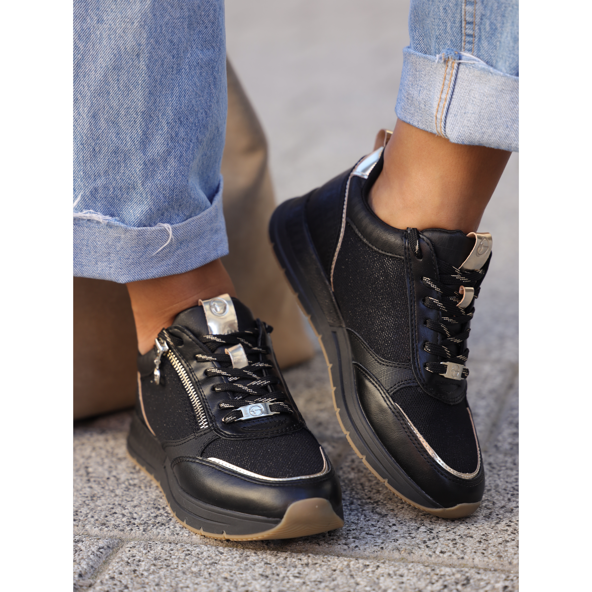 Tamaris 23732 crna on foot