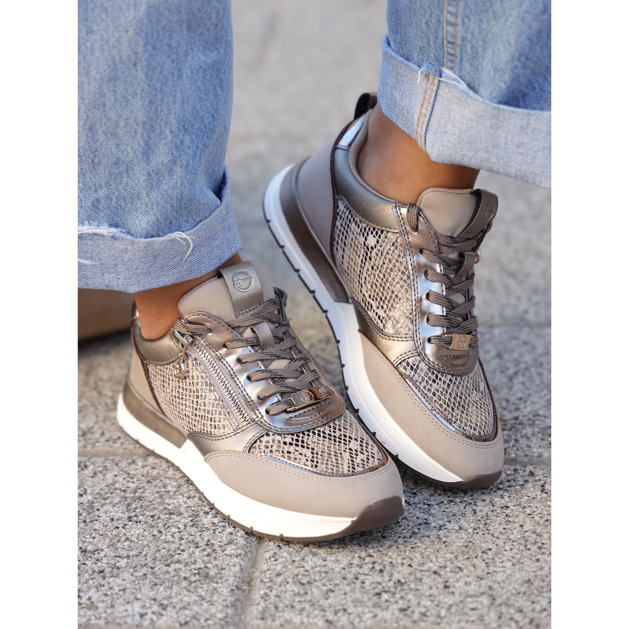 Tamaris 23732 maglovito taupe on foot