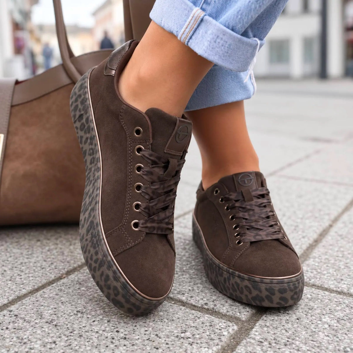 Tamaris 23751 braon on foot 01