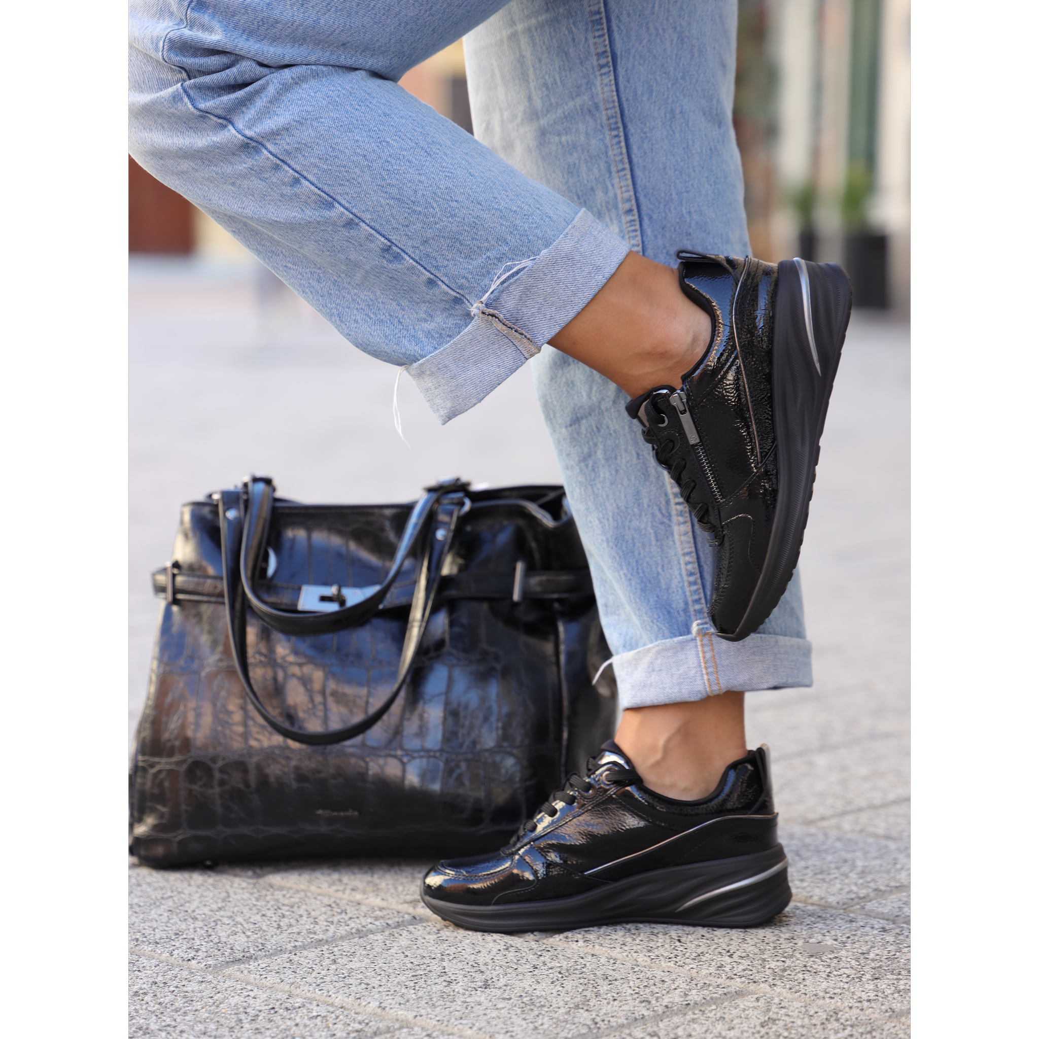 Tamaris 23754 crni lak on foot