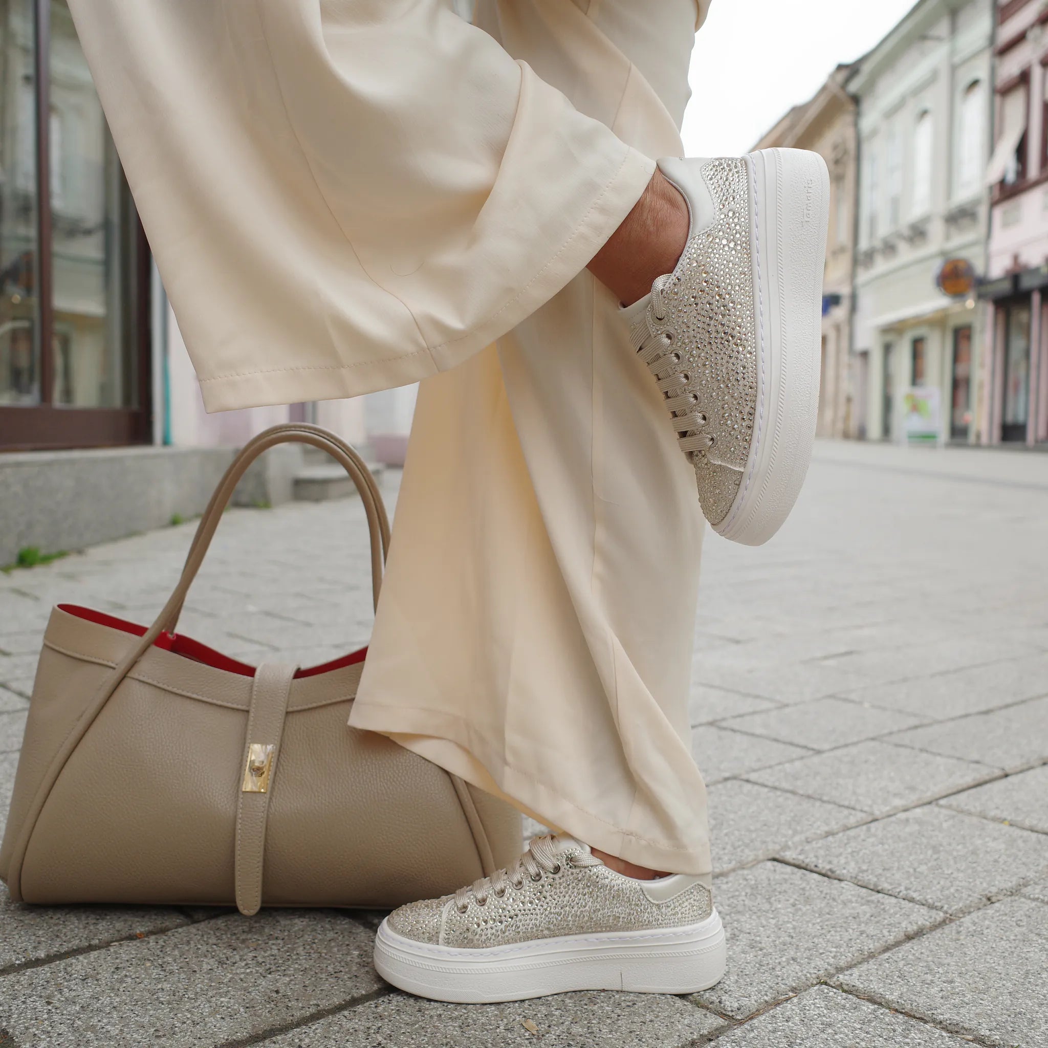 Tamaris 23795 zlatna on foot 01