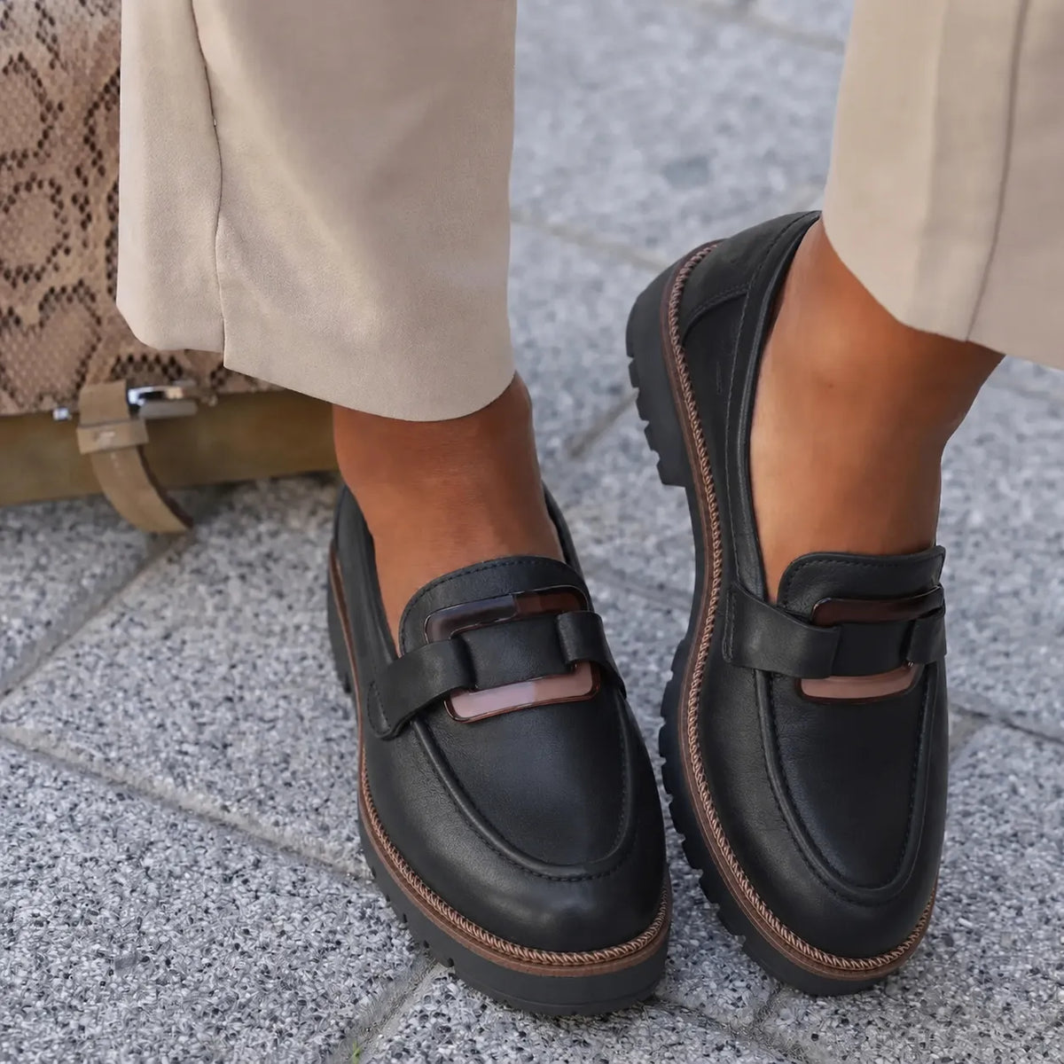 Tamaris 24722 crna on foot