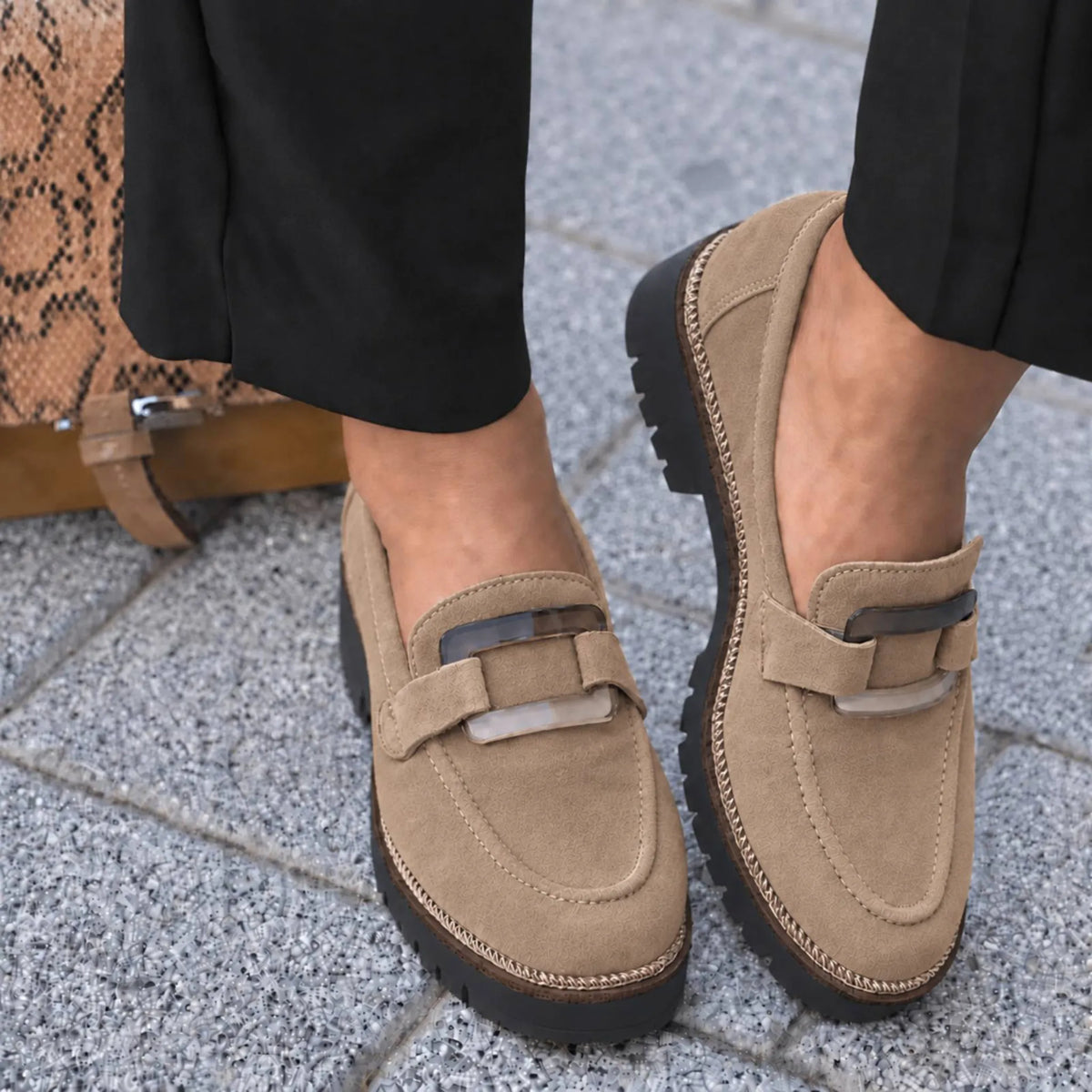 Tamaris 24722 taupe on foot