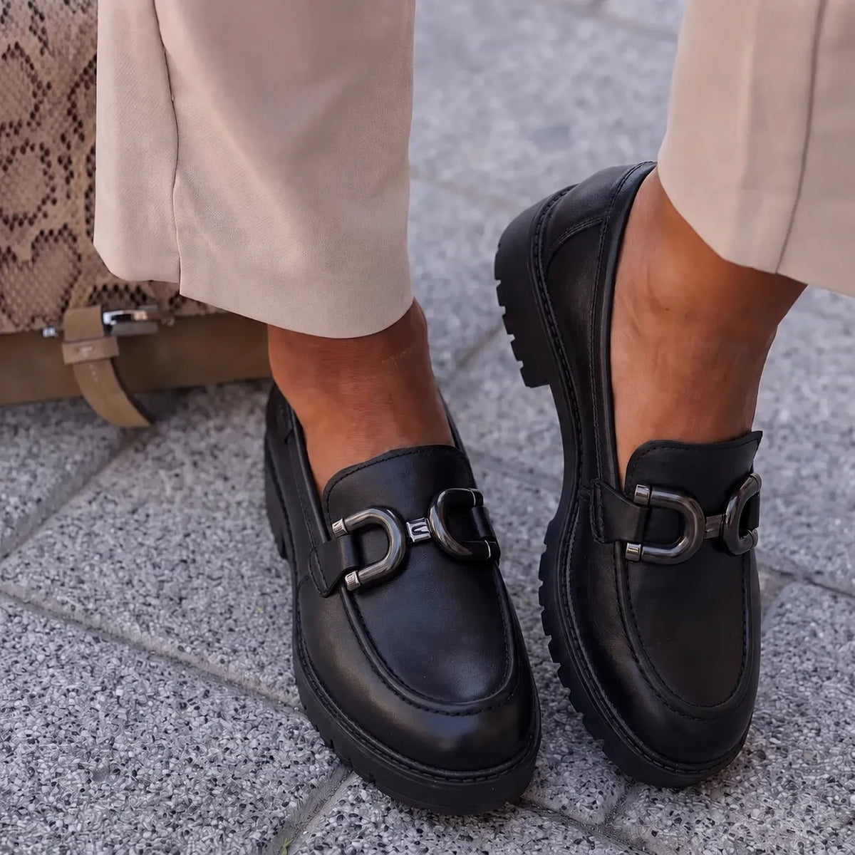 Tamaris 24740 crna on foot #Boja_crna