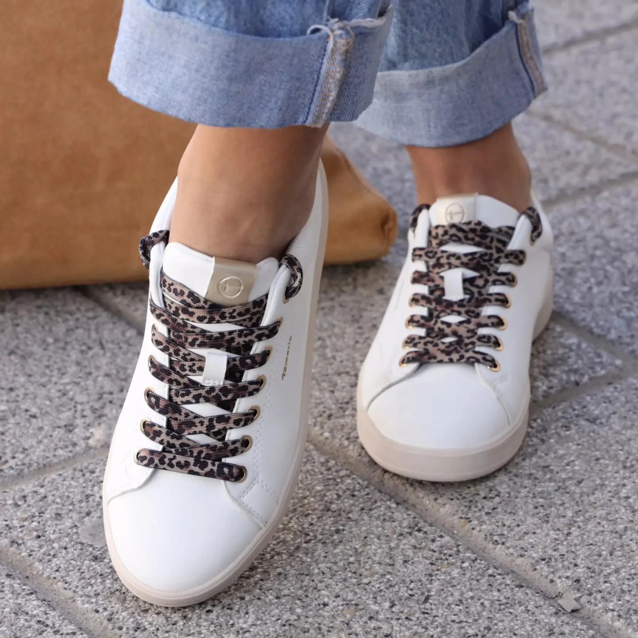 Tamaris 3720 bela on foot