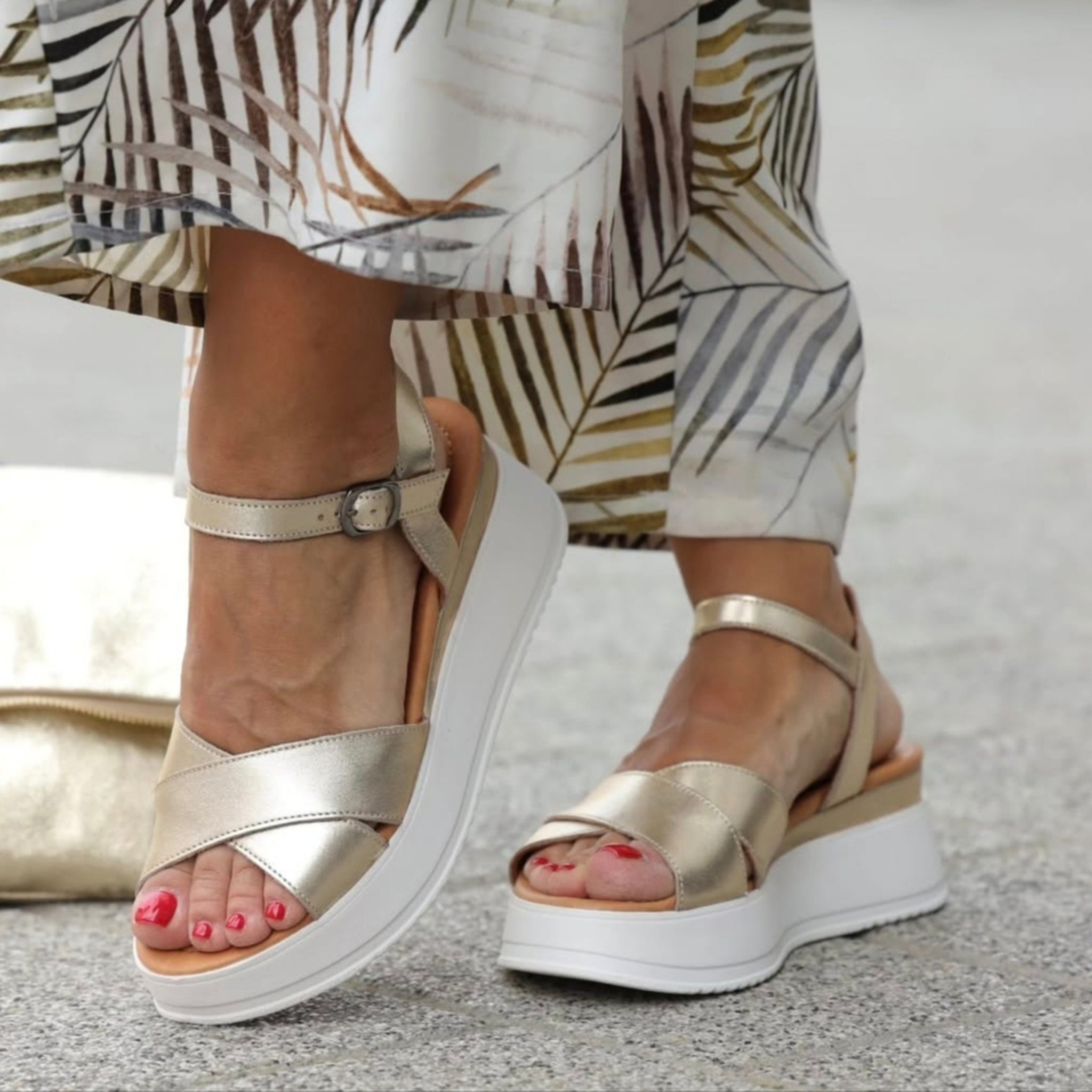 Una 7010915 zlatna on foot 02