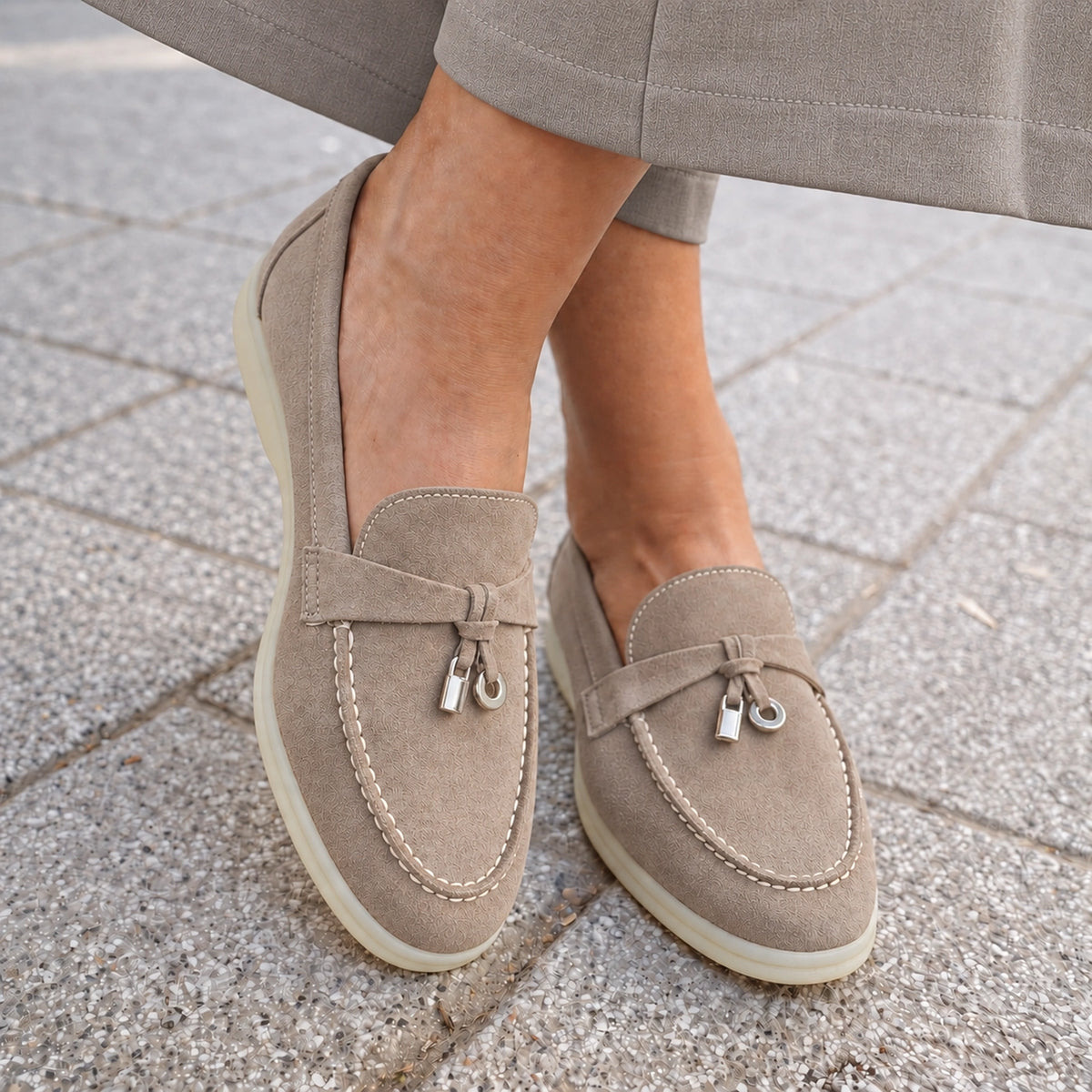 Una 9010 taupe on foot #Boja_taupe