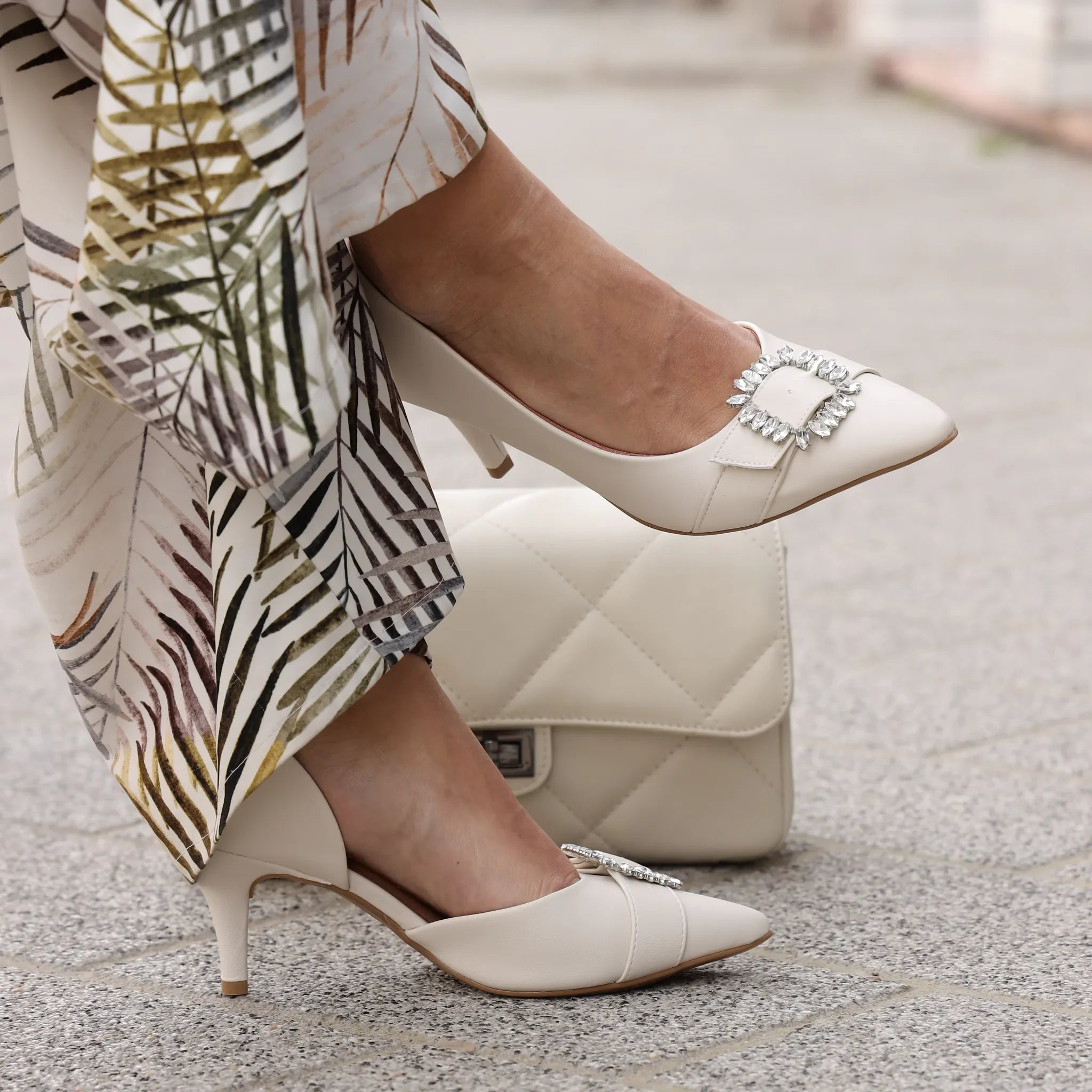 Vizzano 1125 alabaster on foot