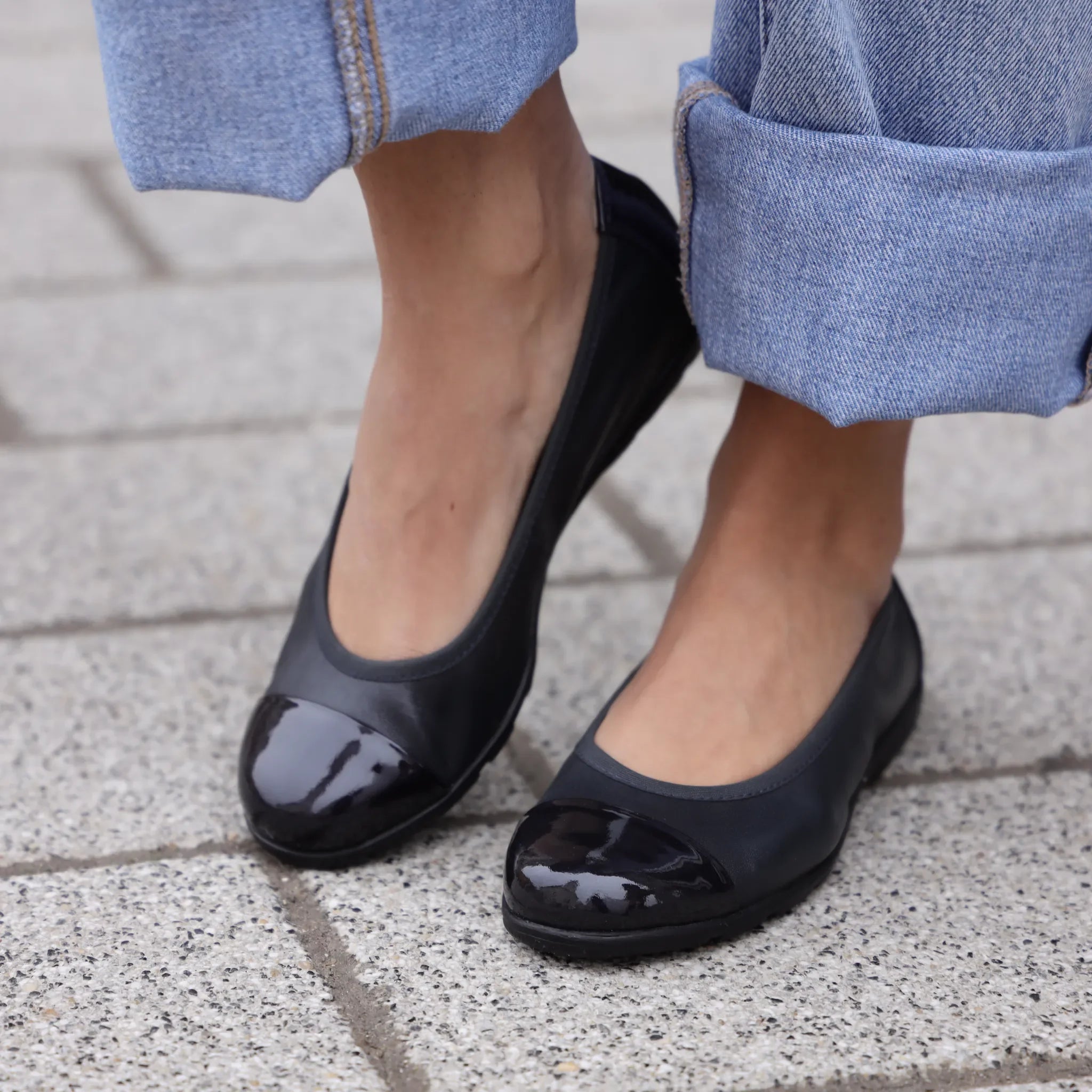 Caprice 22152 crna on foot