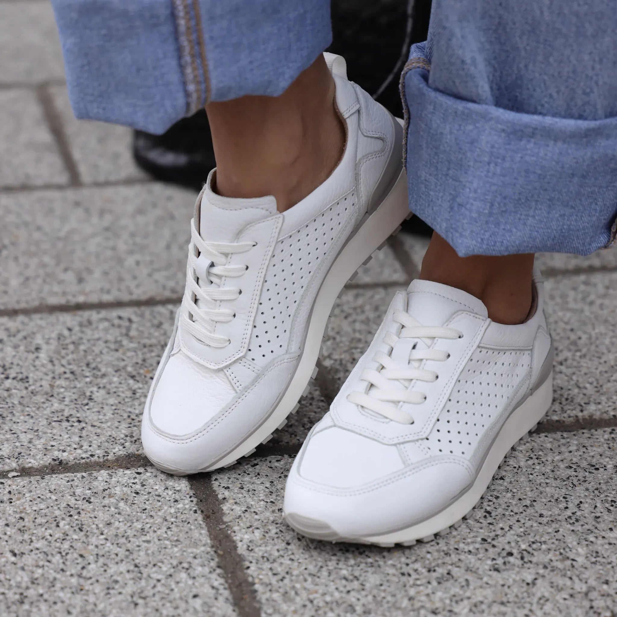 Caprice 23500 bela on foot