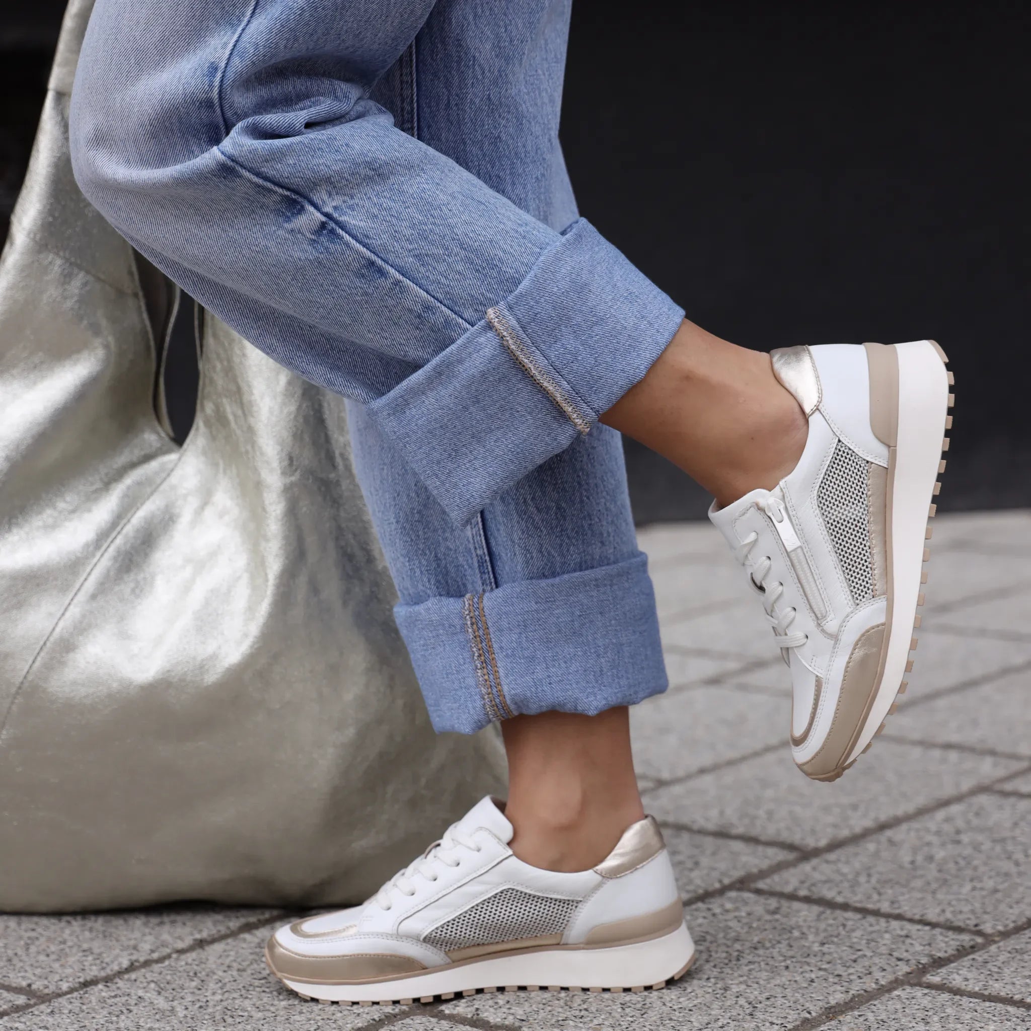 Caprice 23701 bela on foot