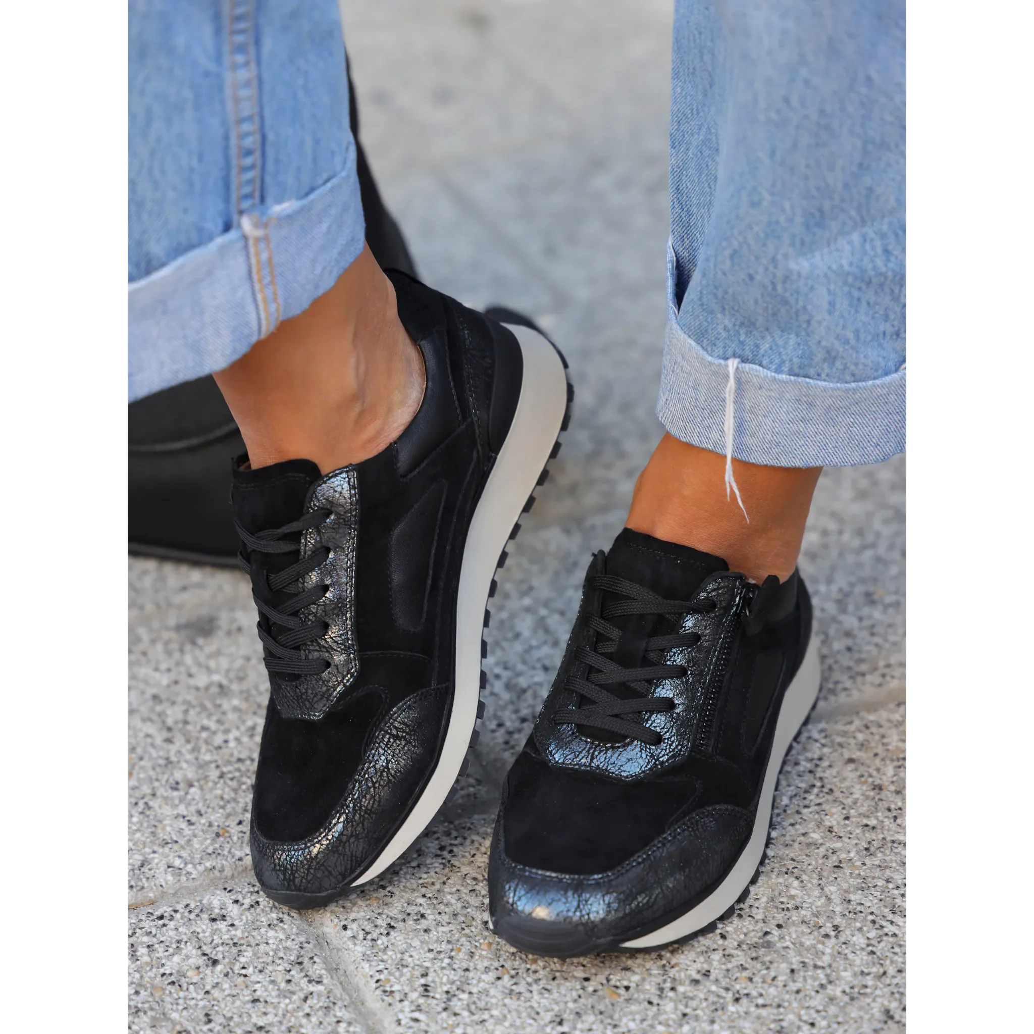 Caprice 23702 crna on foot