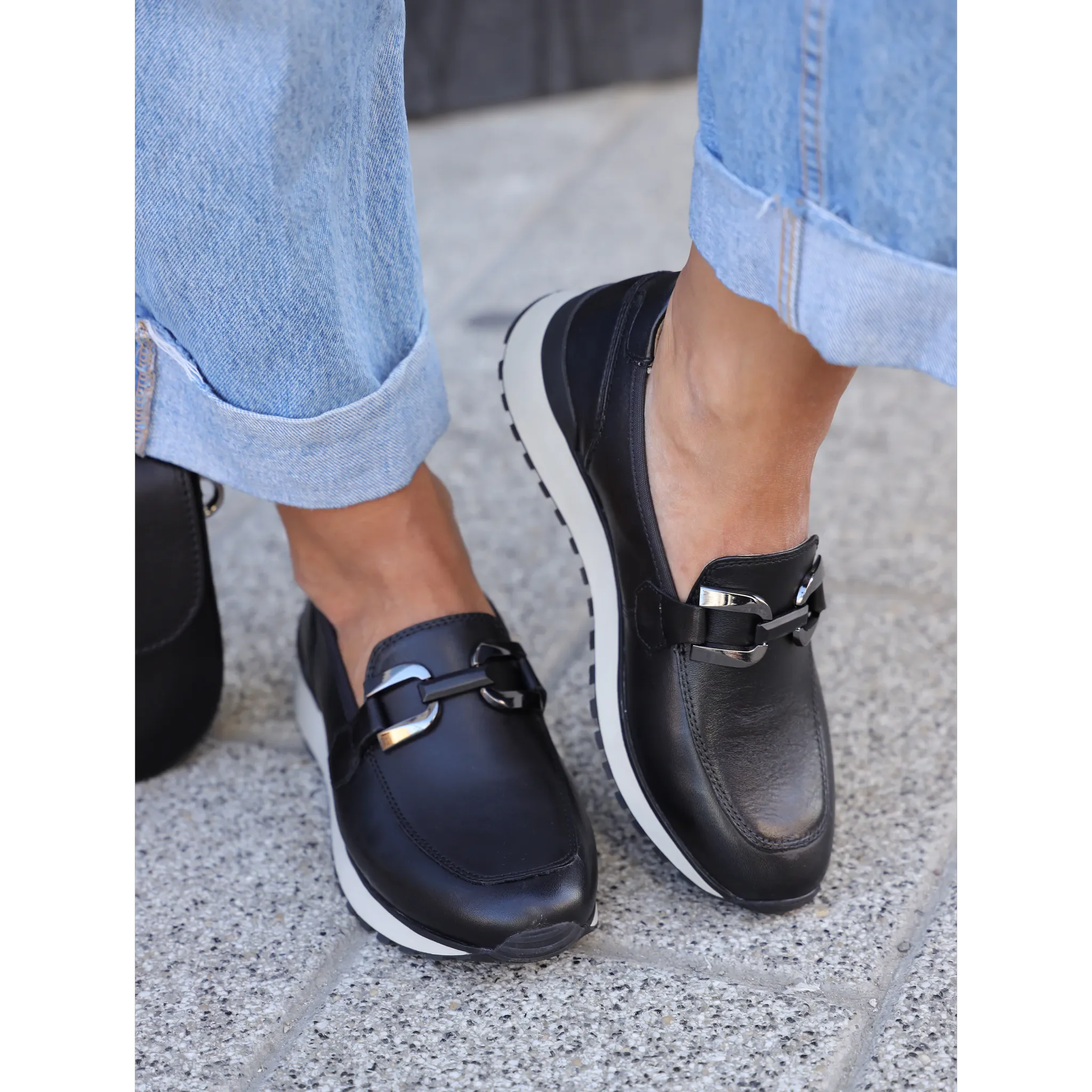 Caprice 24700 crna on foot