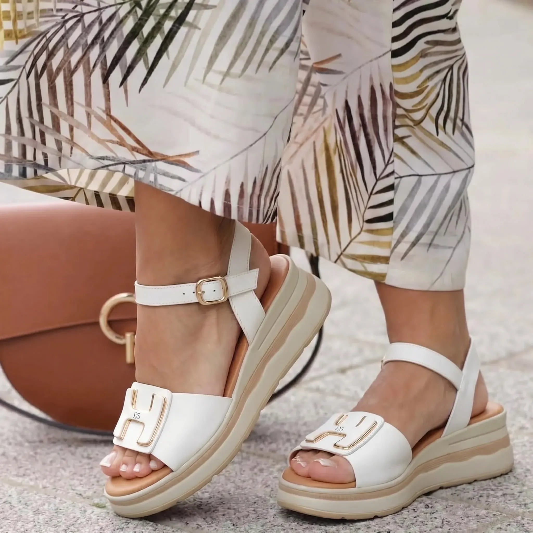 Donna Serena 5996 bela on foot