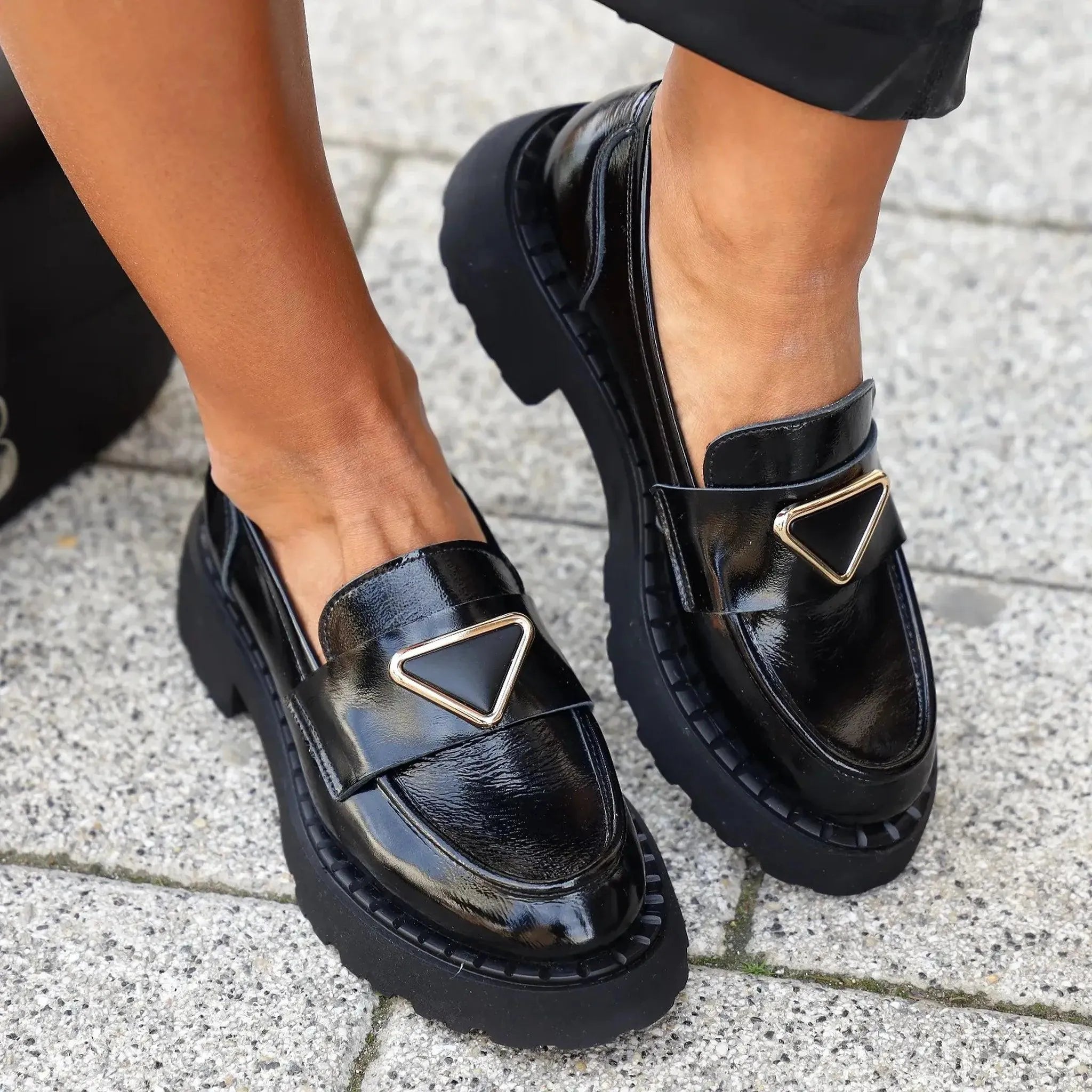 ESES Studio 3744 crni lak on foot