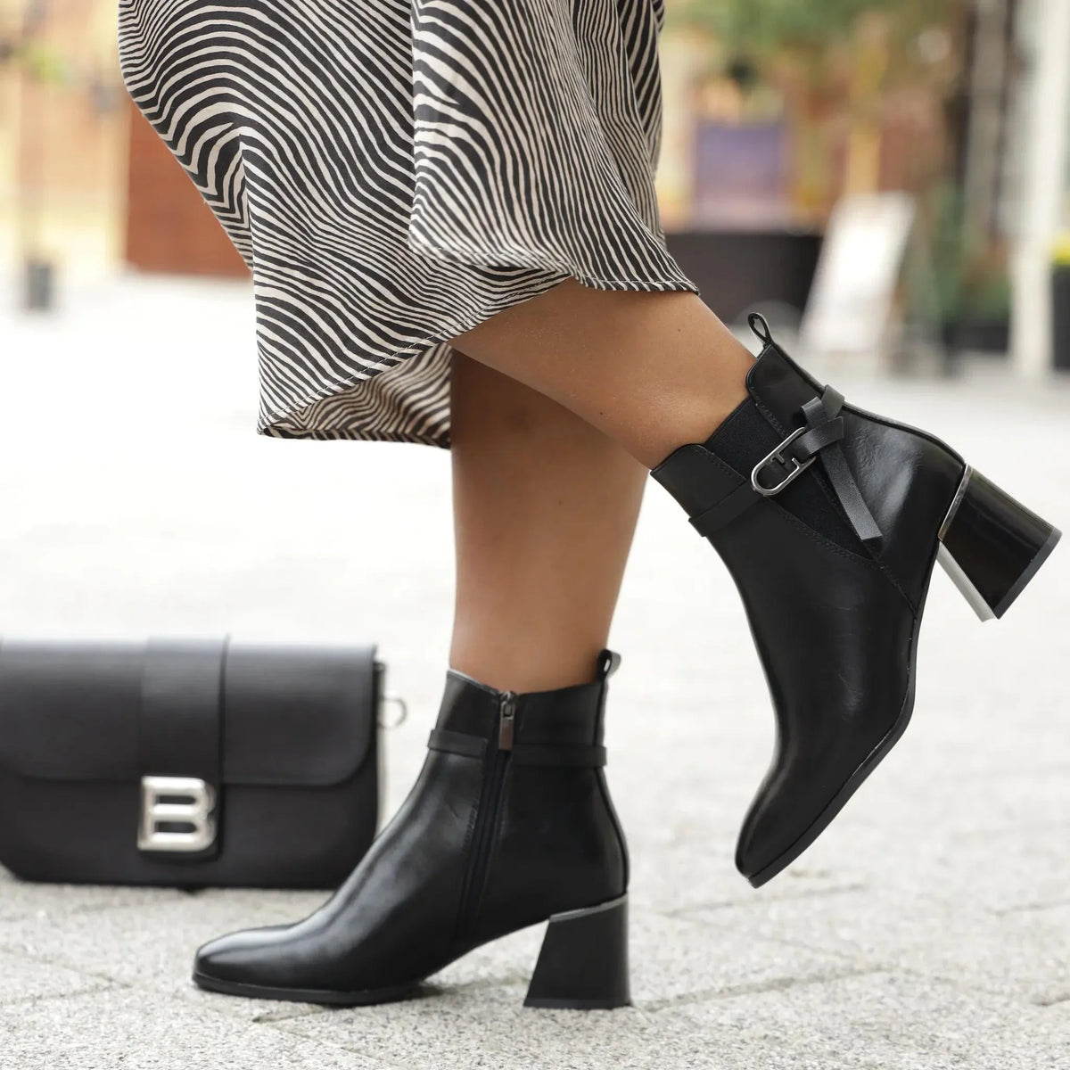 Emelie Strandberg 3715 crna on foot