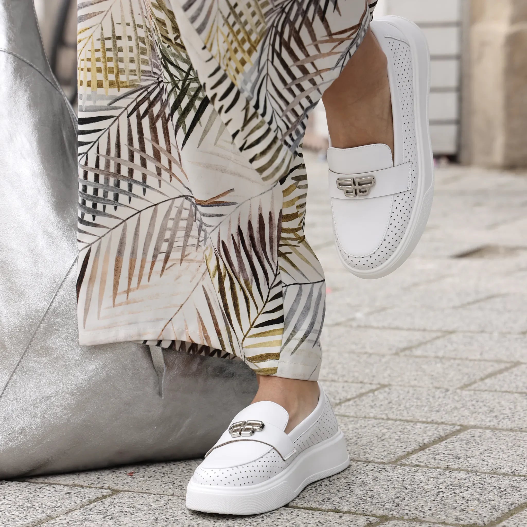 Emelie Strandberg 9002 bela on foot