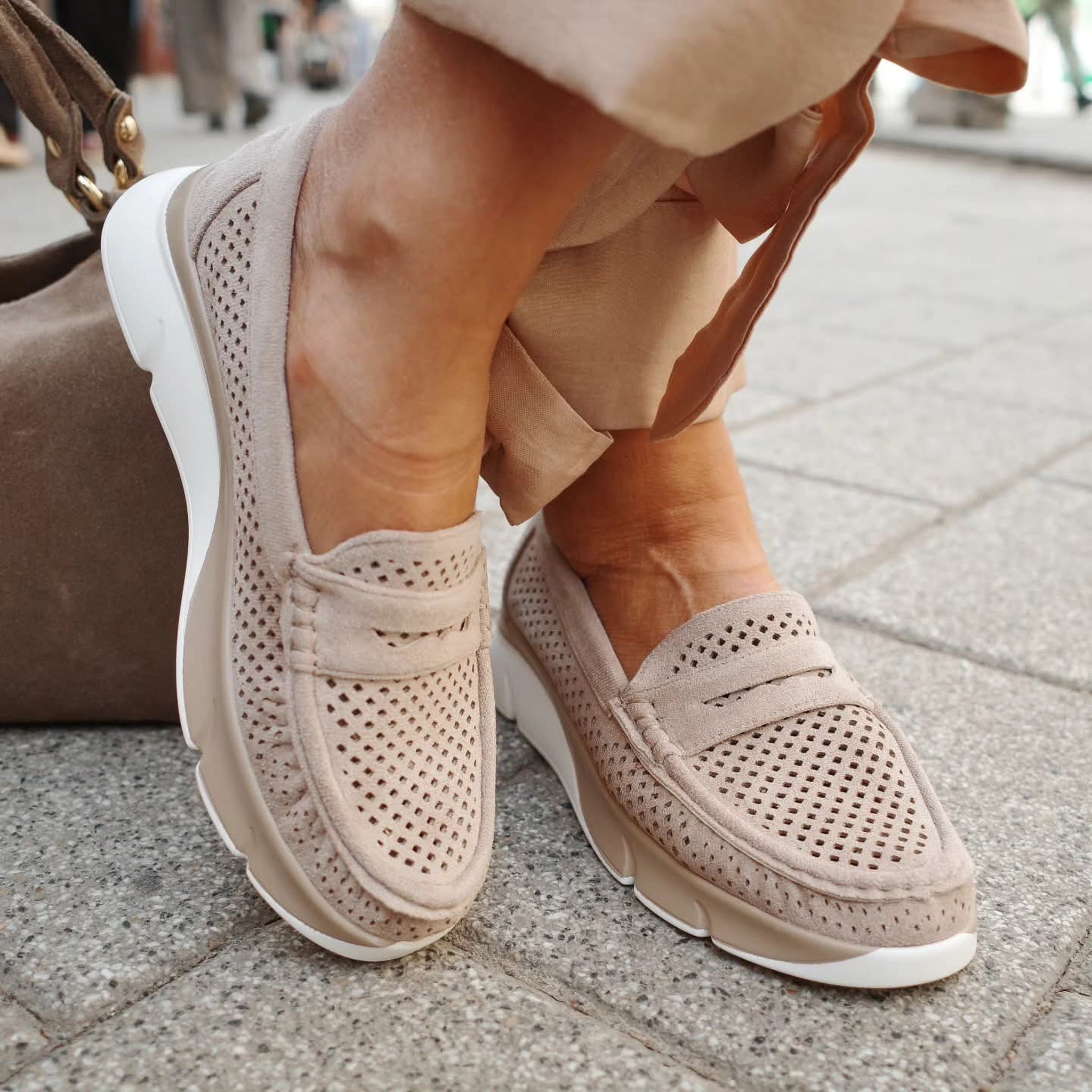 Emelie Strandberg 362 taupe instagram