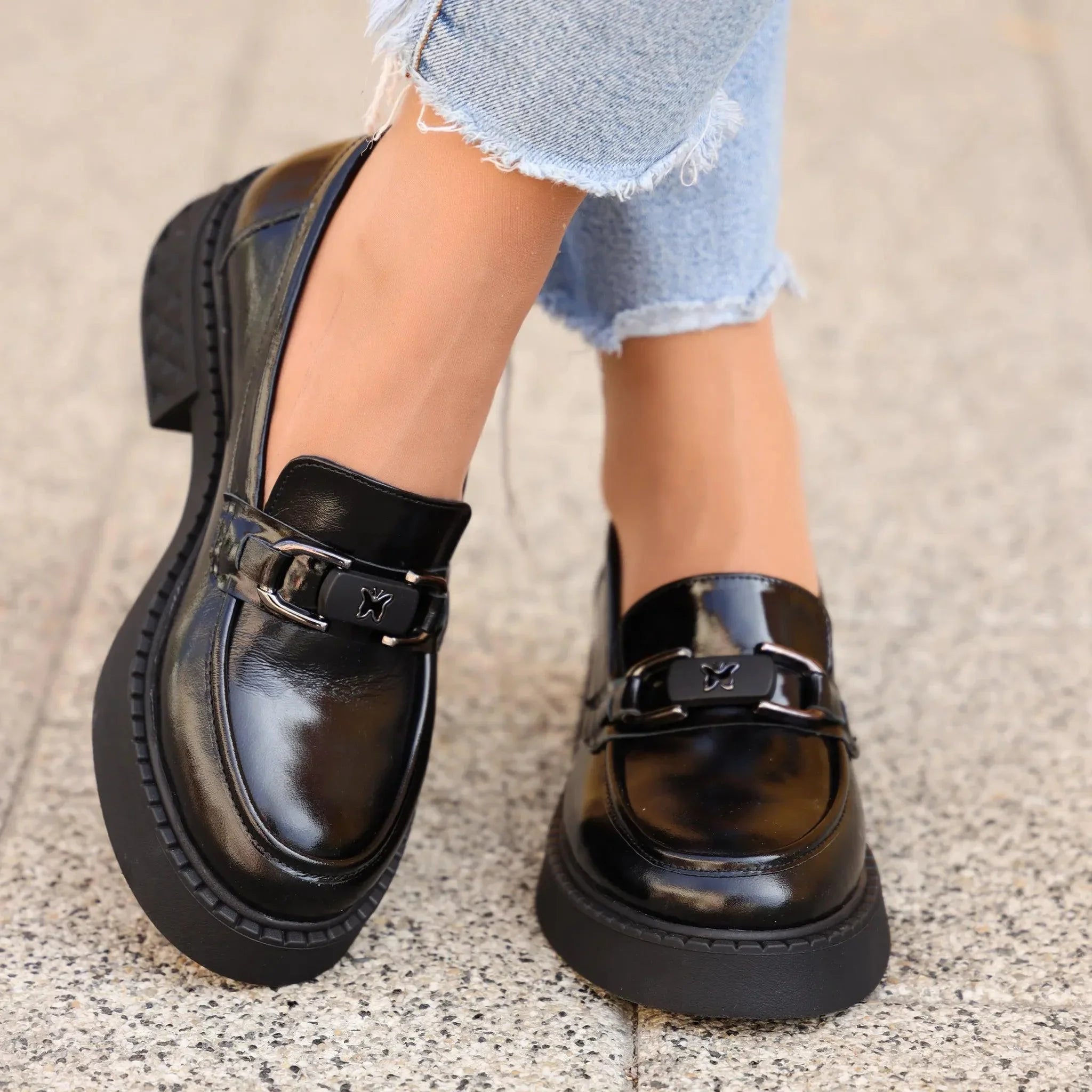 Ilke 4403 crni lak on foot