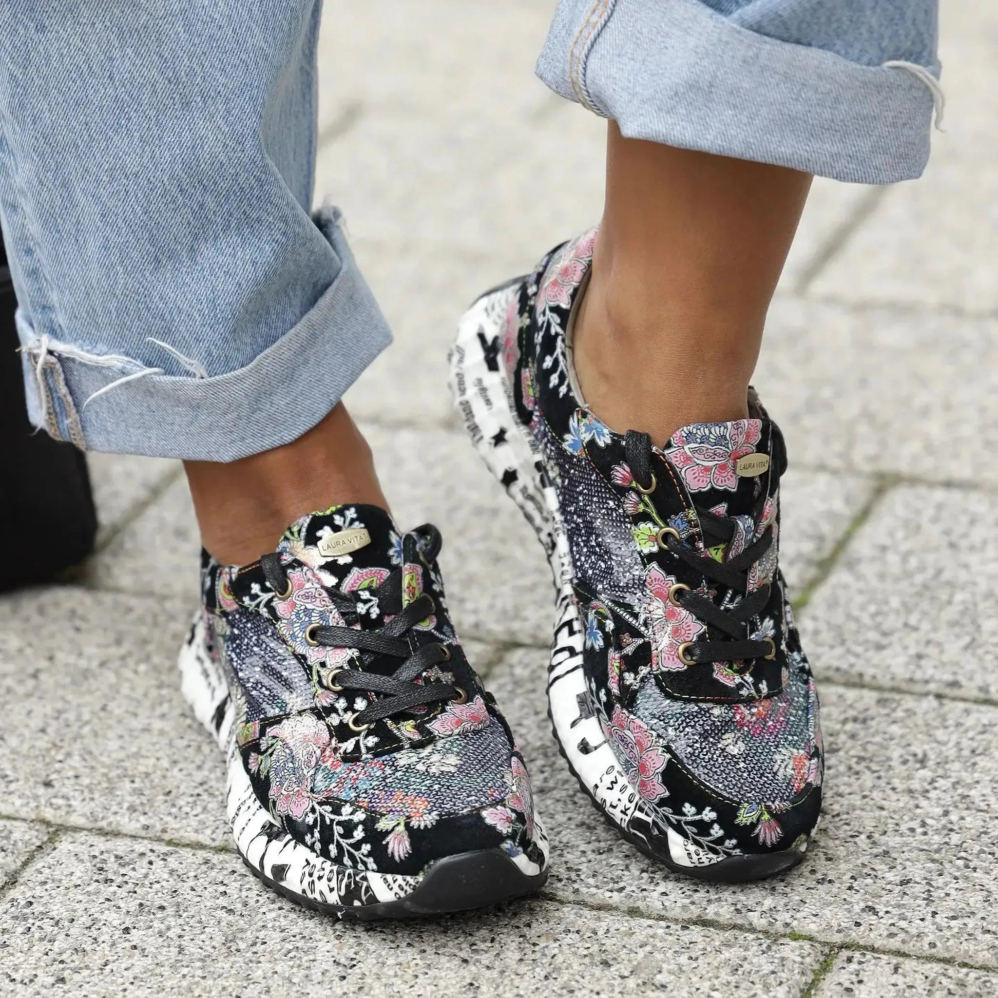 Laura Vita 6467 crna on foot