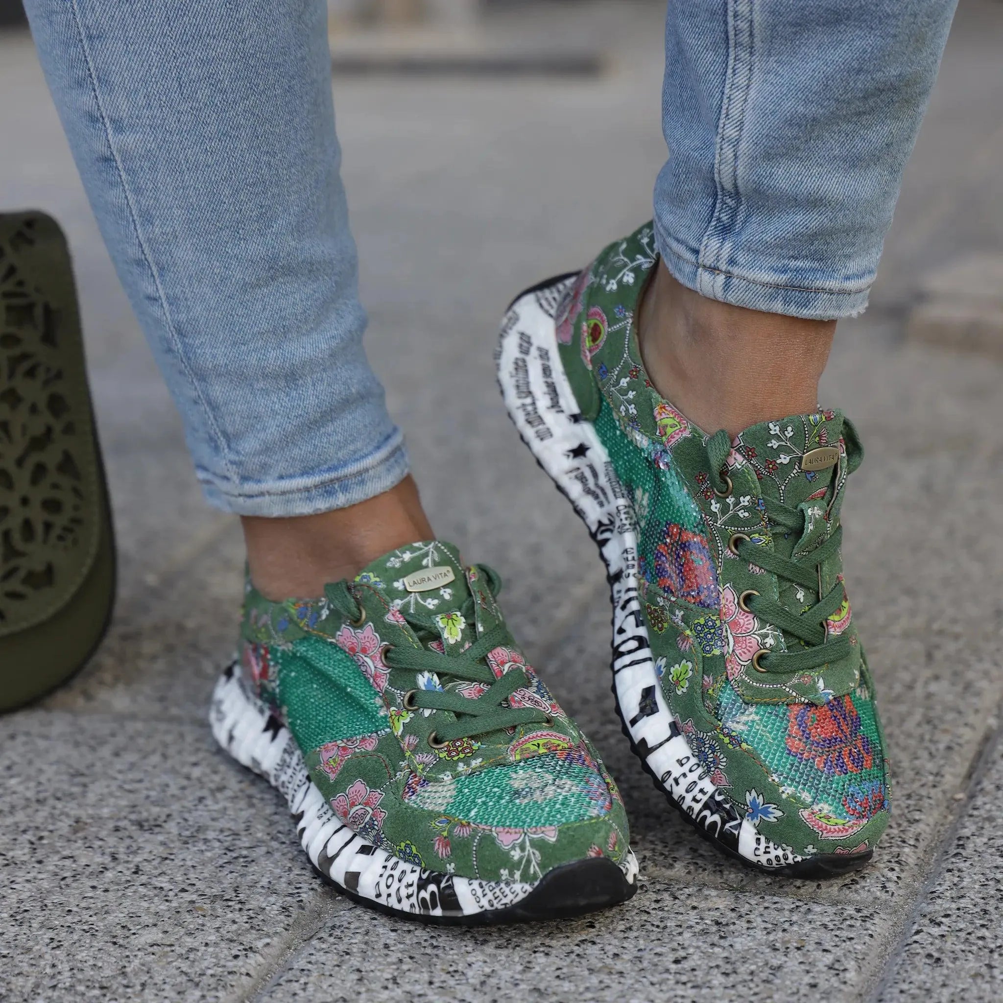 Laura Vita 6467 zelena on foot