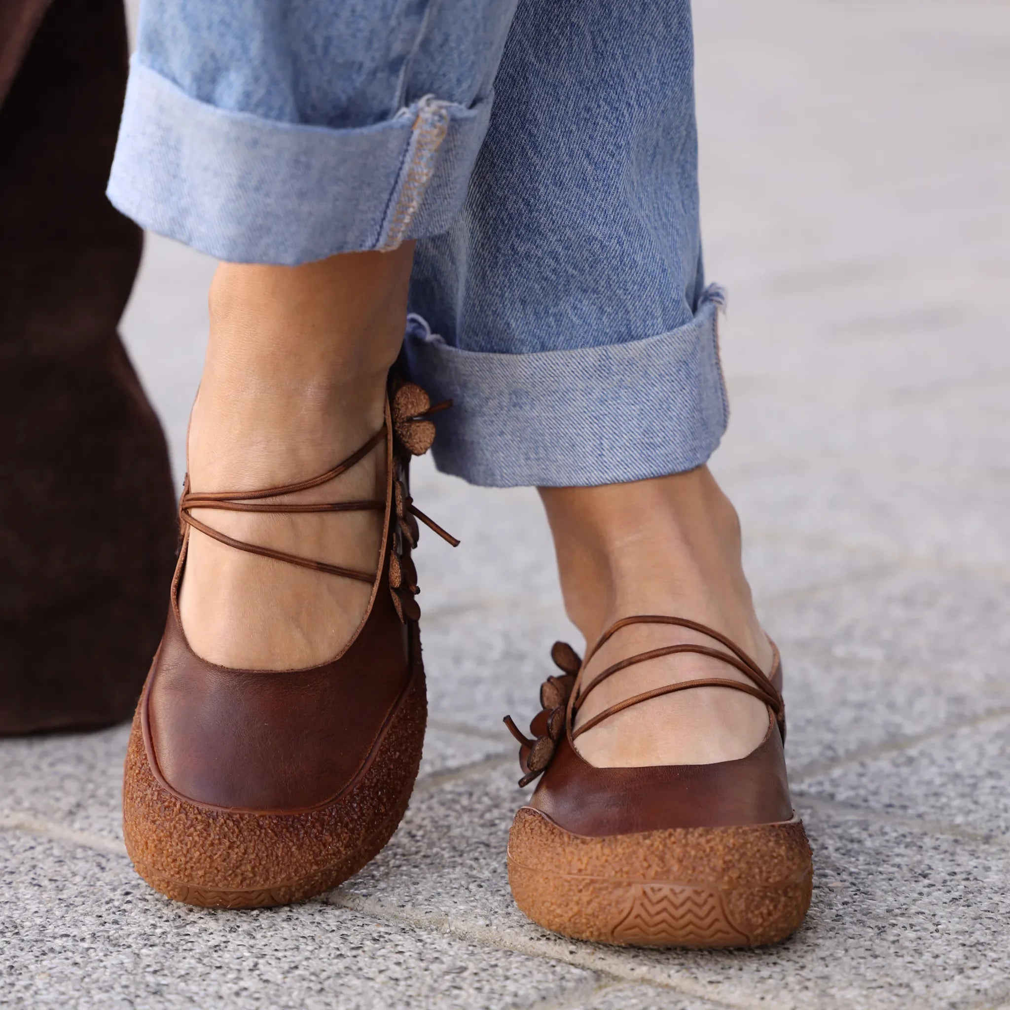 Laura Vita 6726 braon on foot 01
