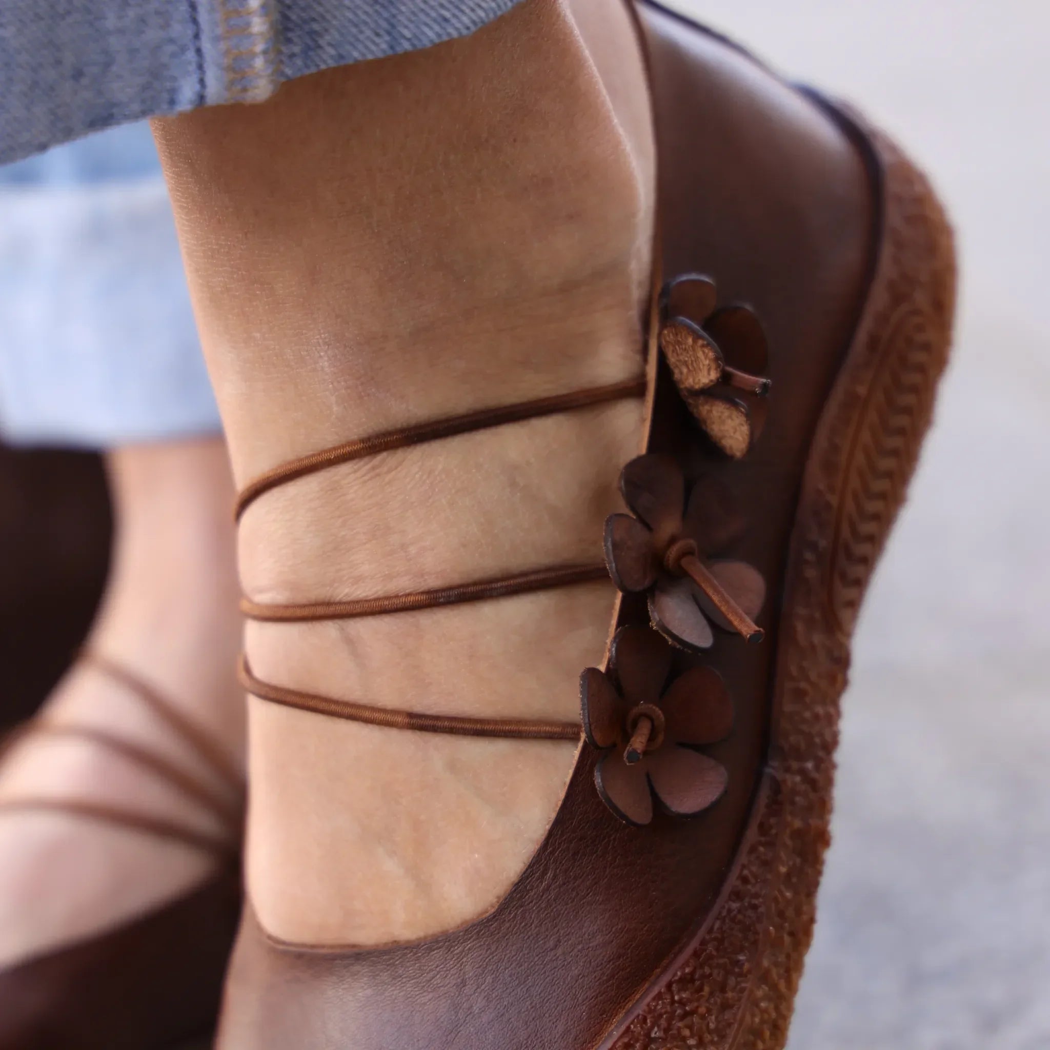 Laura Vita 6726 braon on foot 02